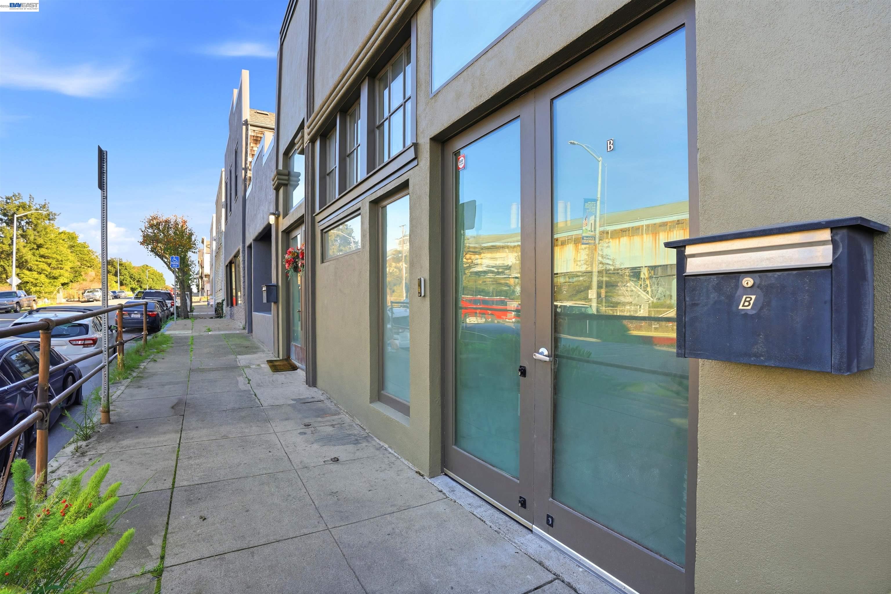 733 Loring Ave