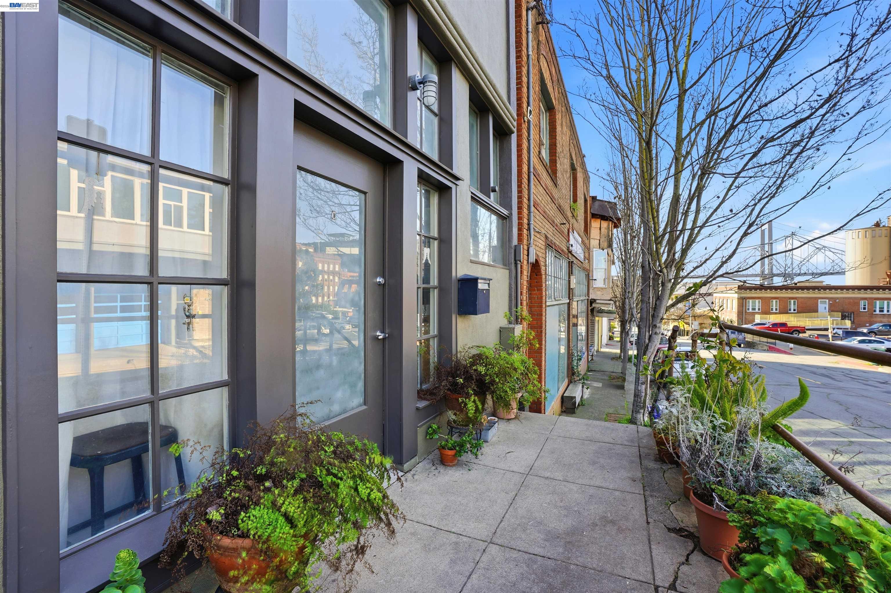 733 Loring Ave