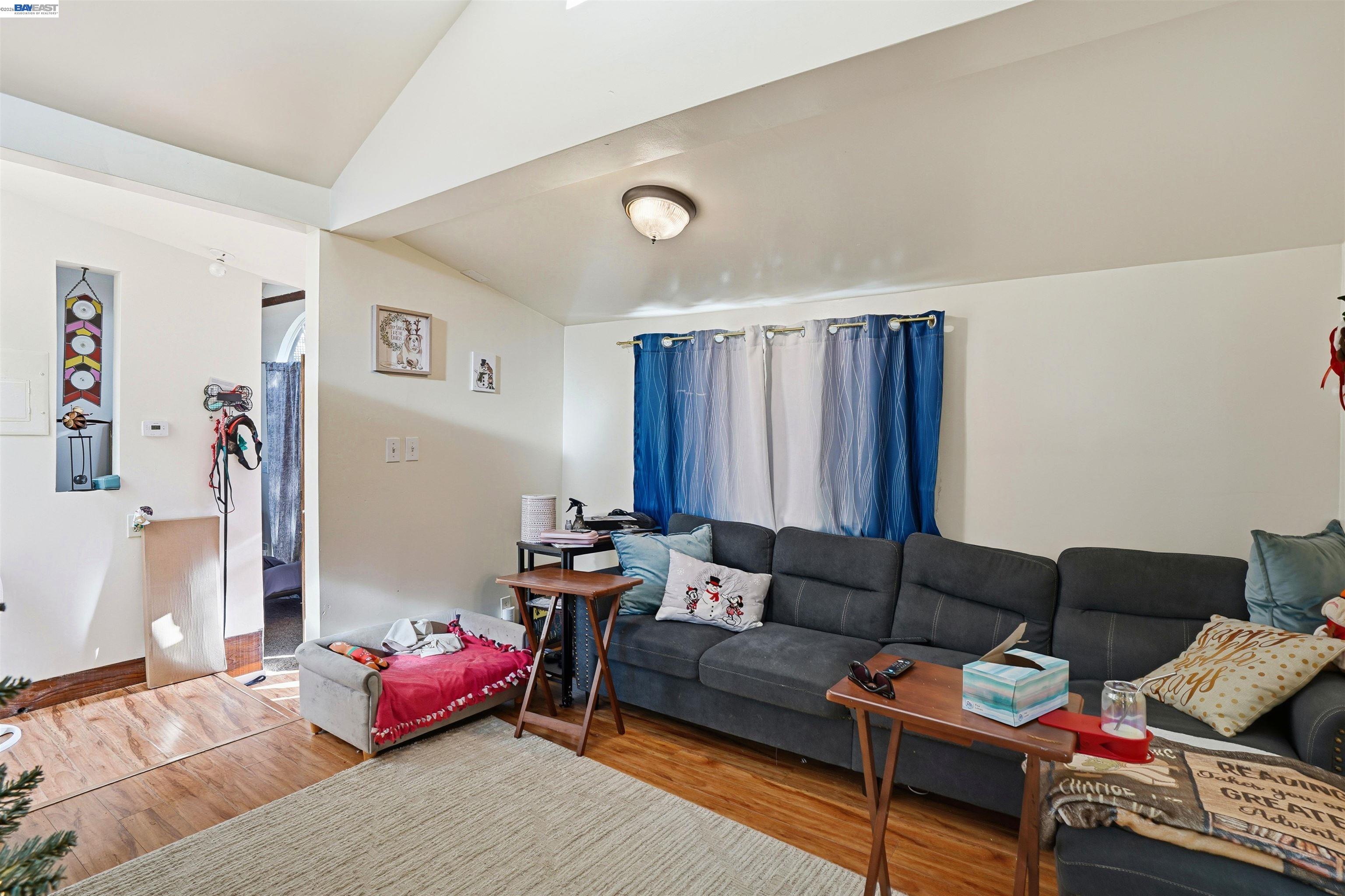 733 Loring Ave