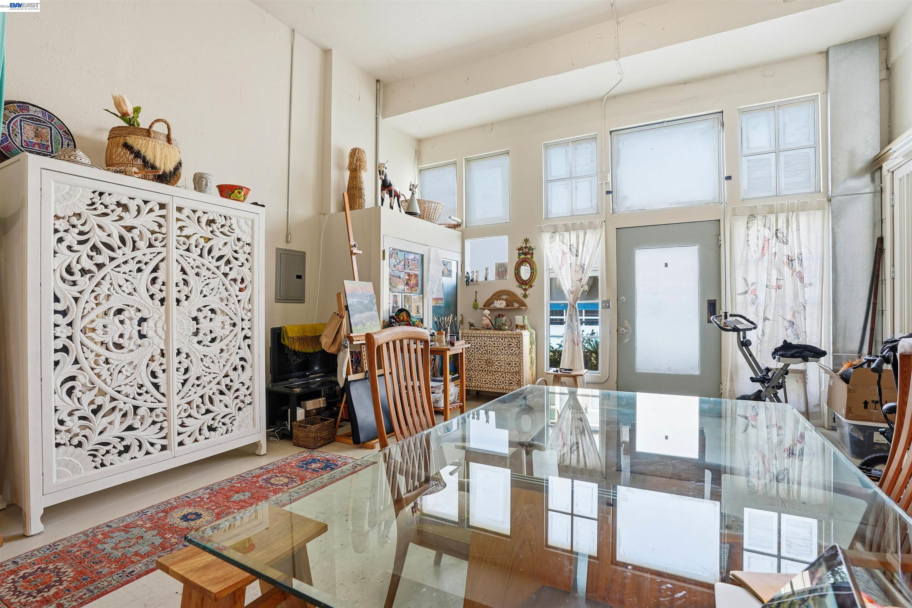 733 Loring Ave