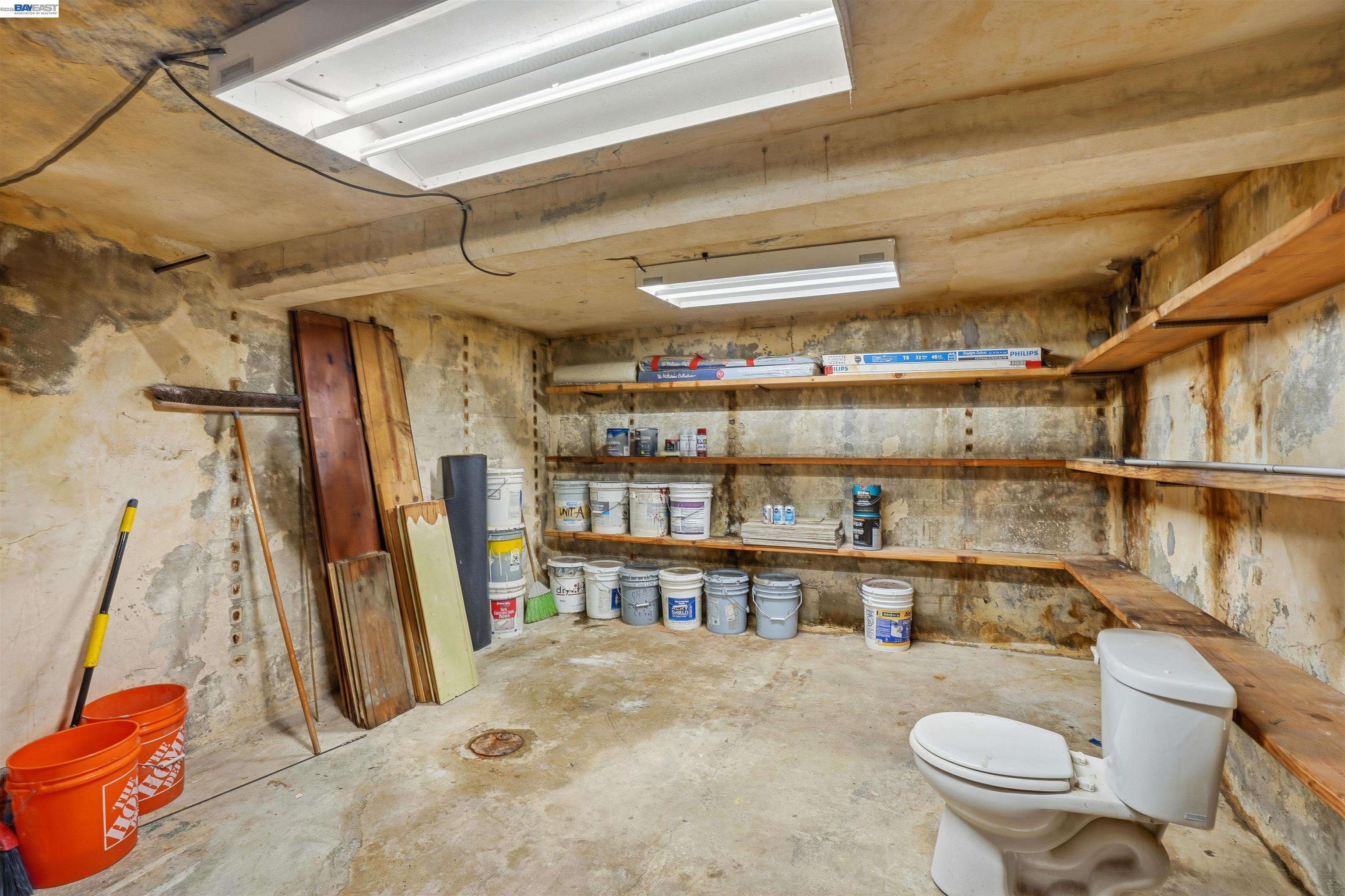 733 Loring Ave