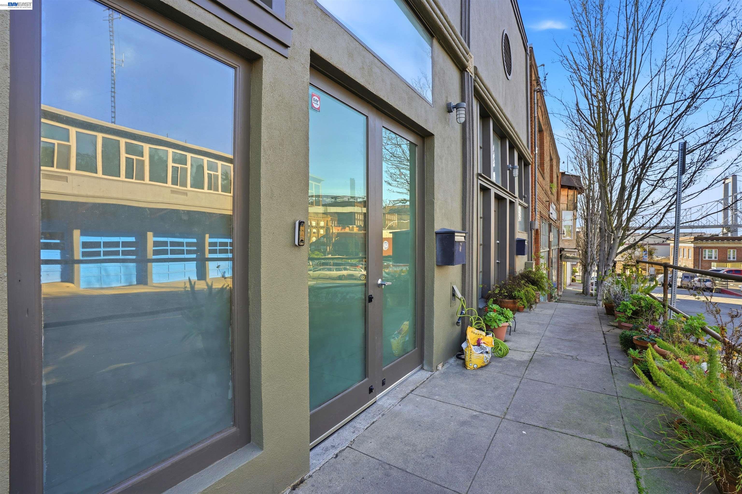 733 Loring Ave