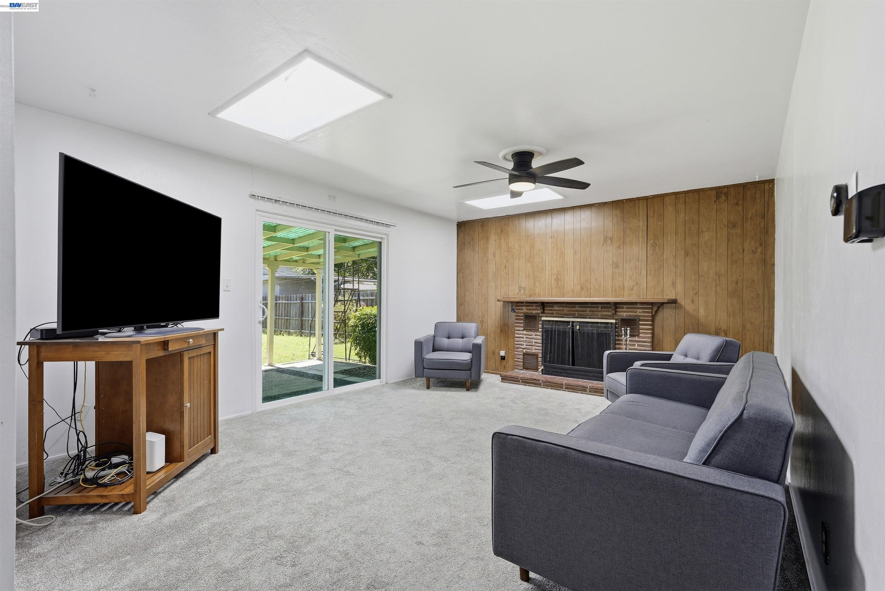 4546 Freeway Cir
