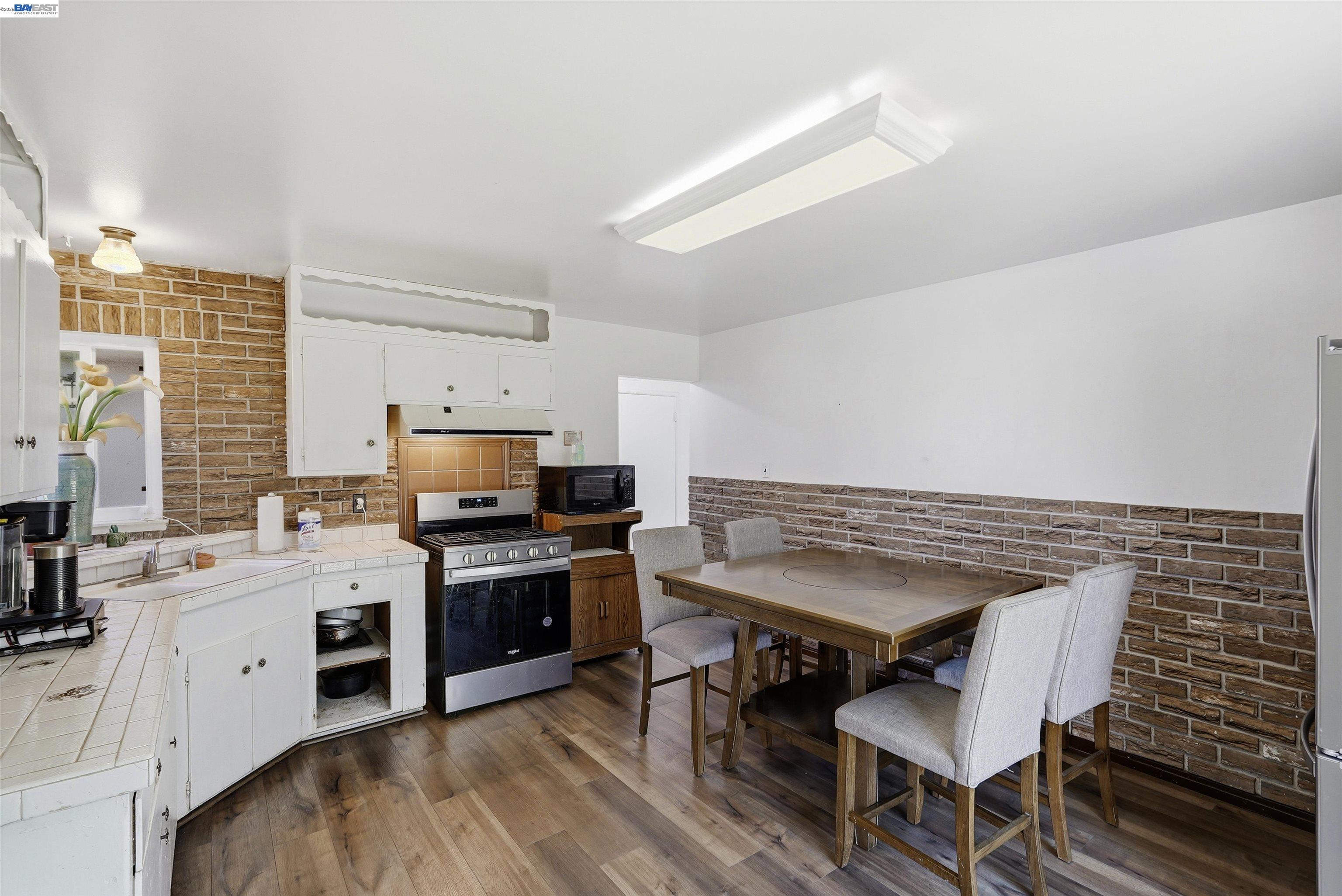 4546 Freeway Cir
