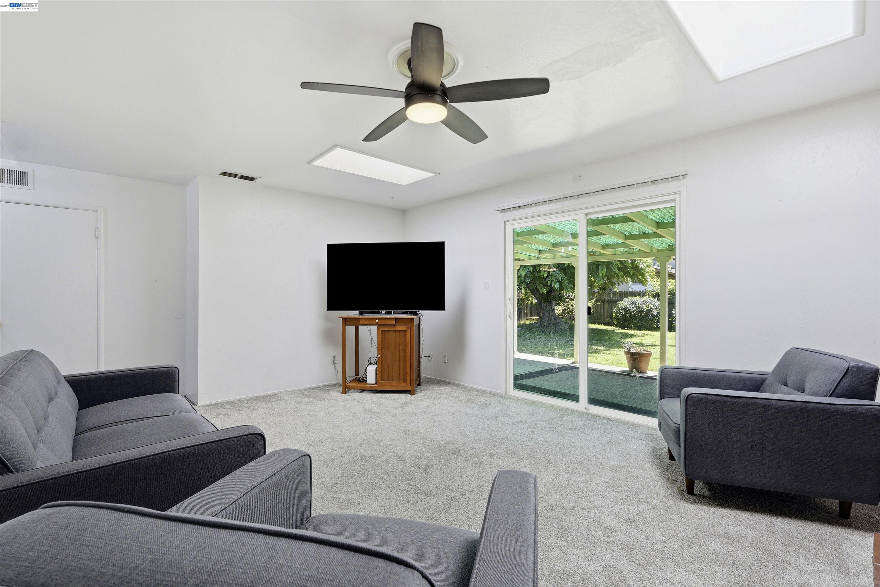 4546 Freeway Cir