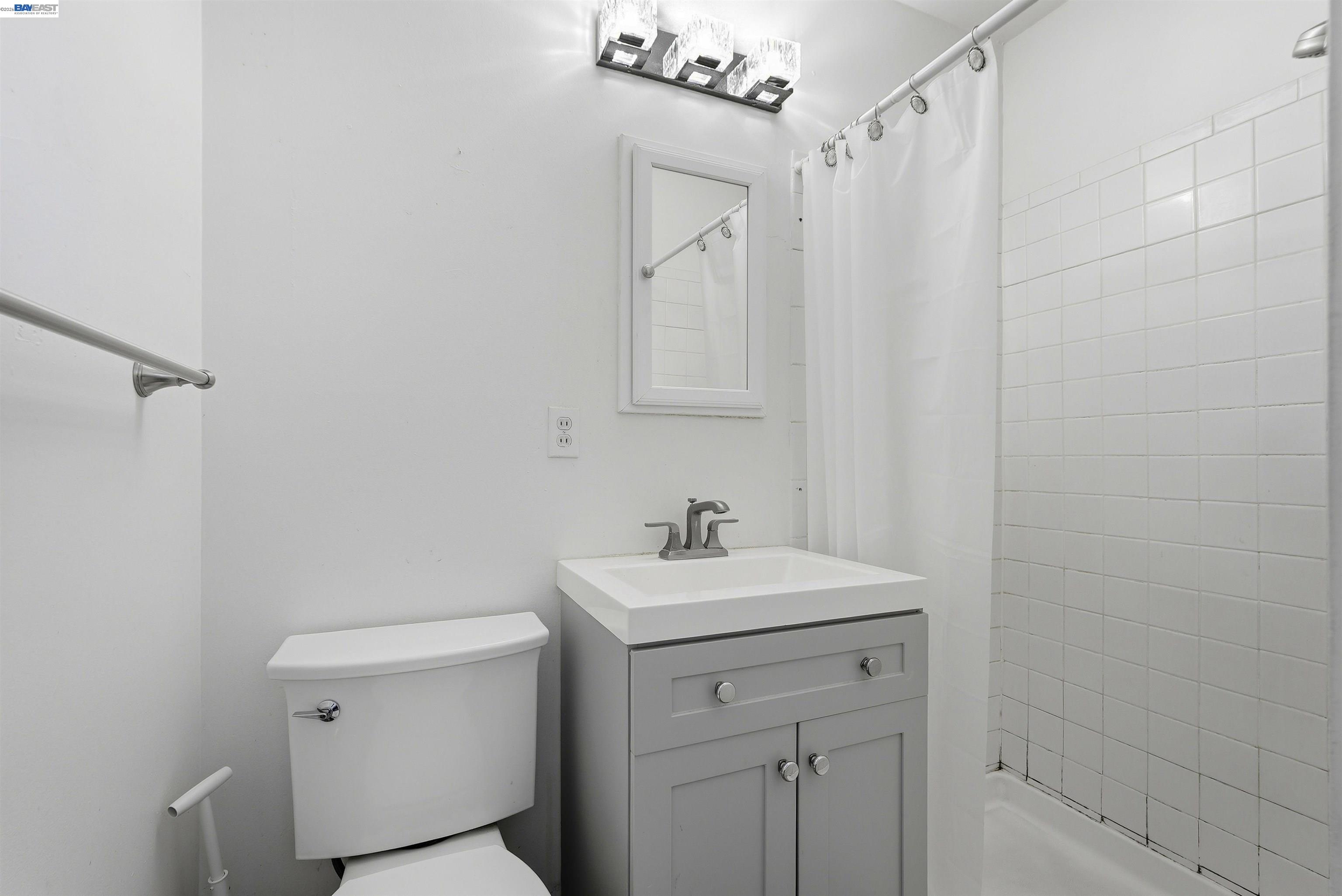 4546 Freeway Cir