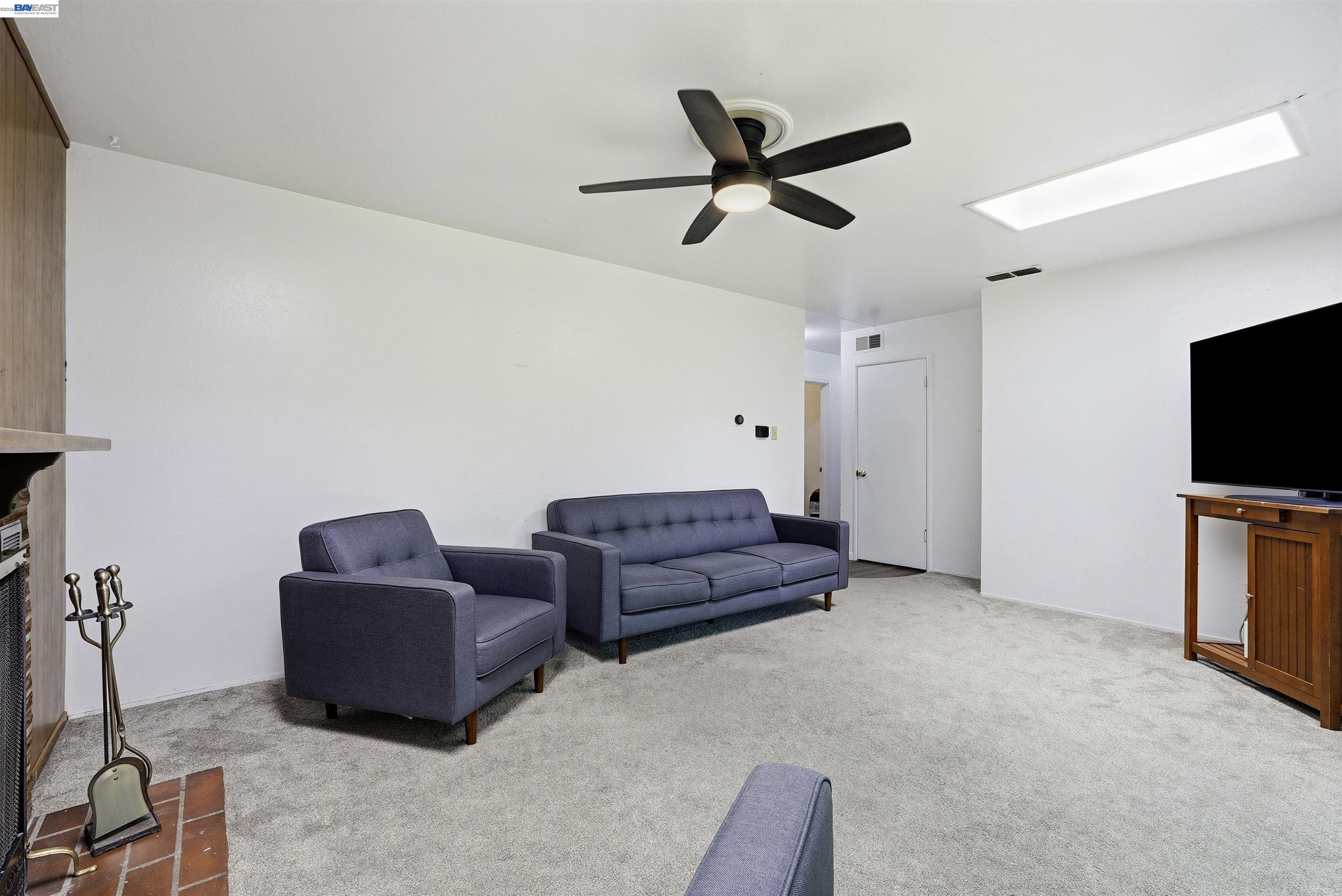 4546 Freeway Cir