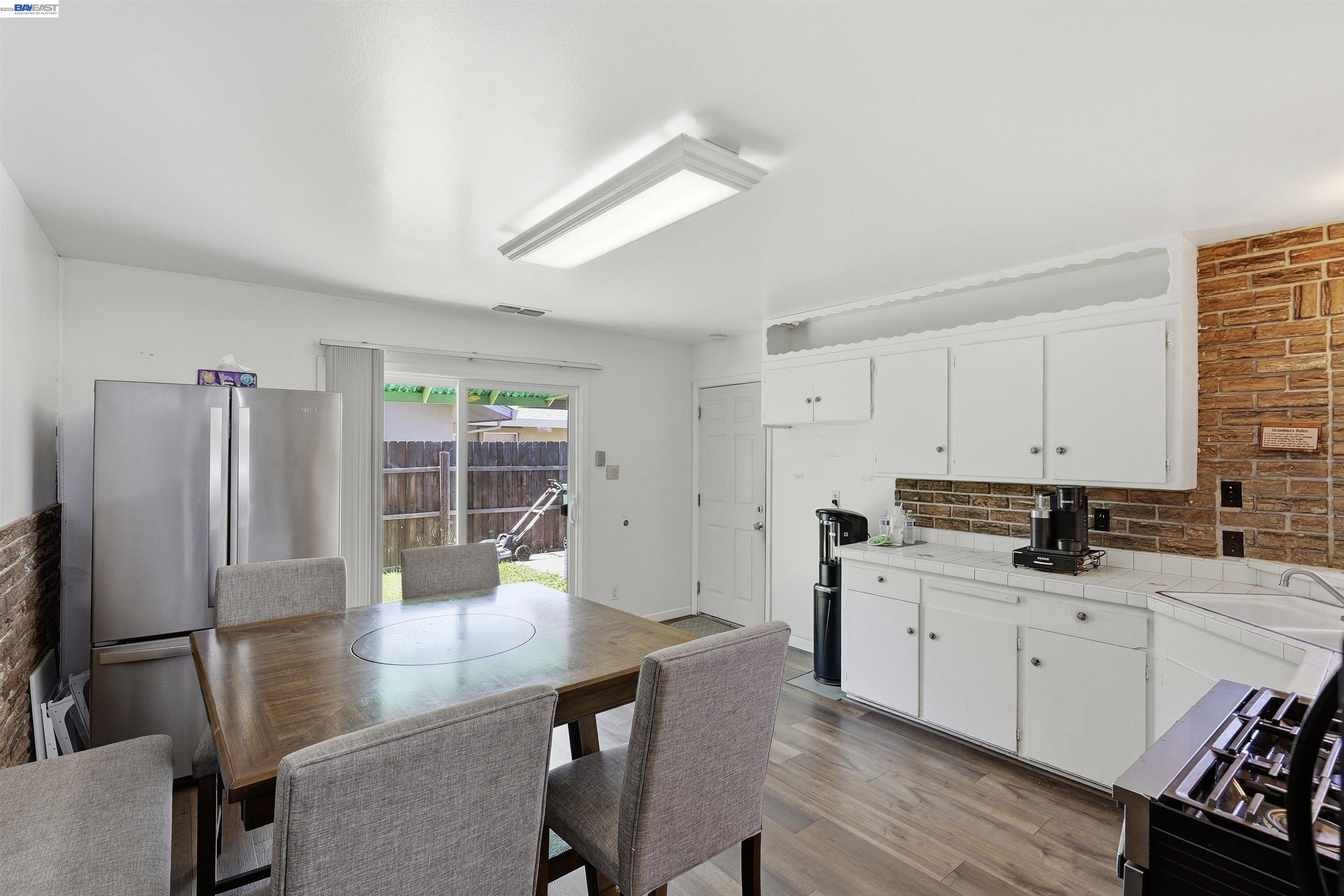 4546 Freeway Cir