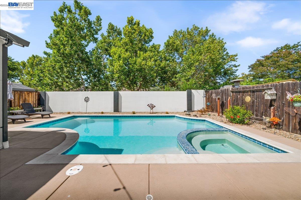 586 Colusa Way