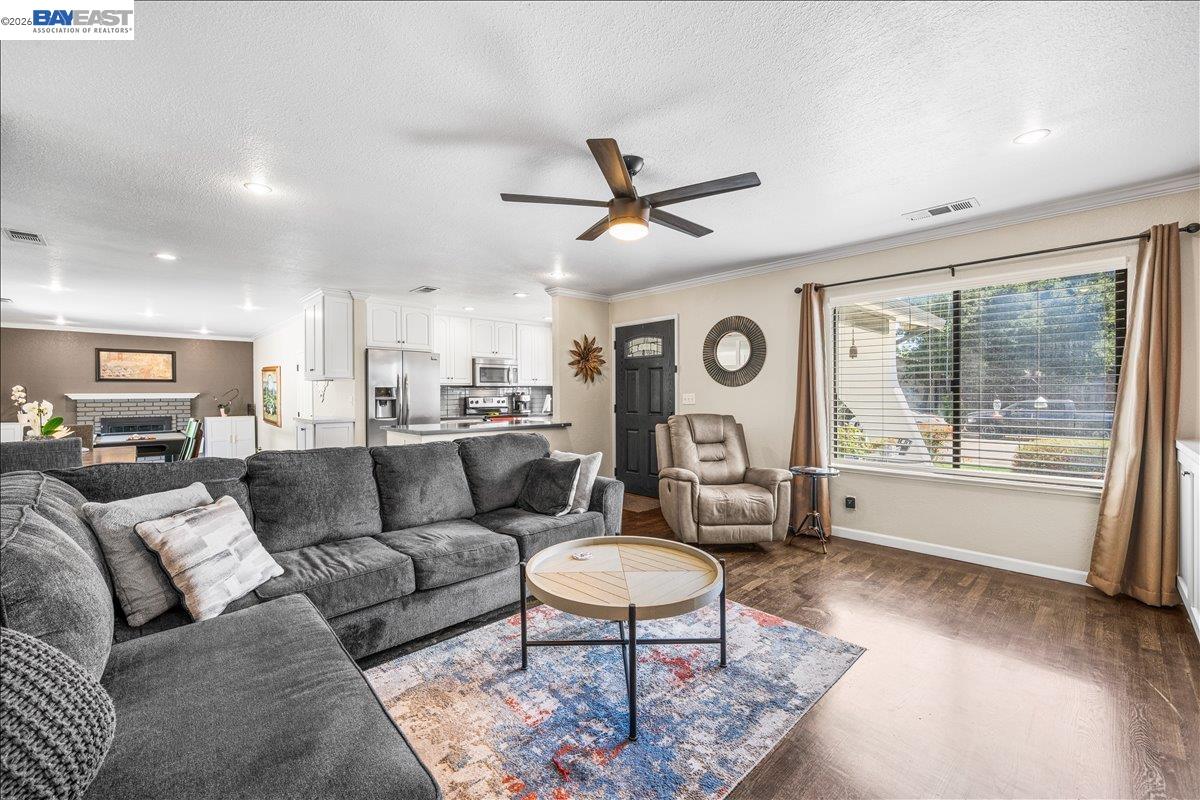 586 Colusa Way