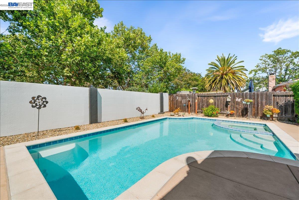 586 Colusa Way