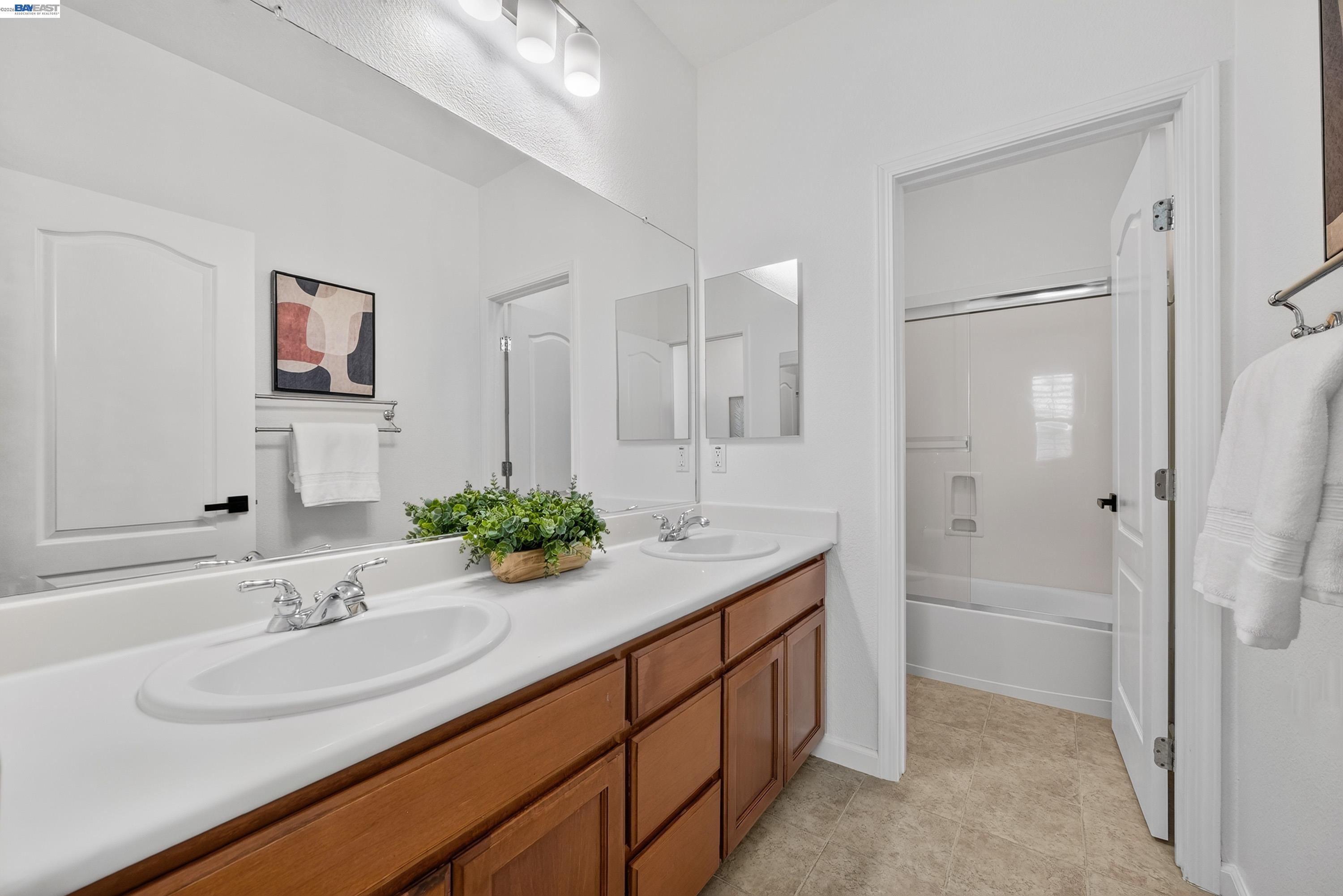 2109 N Donovan Way
