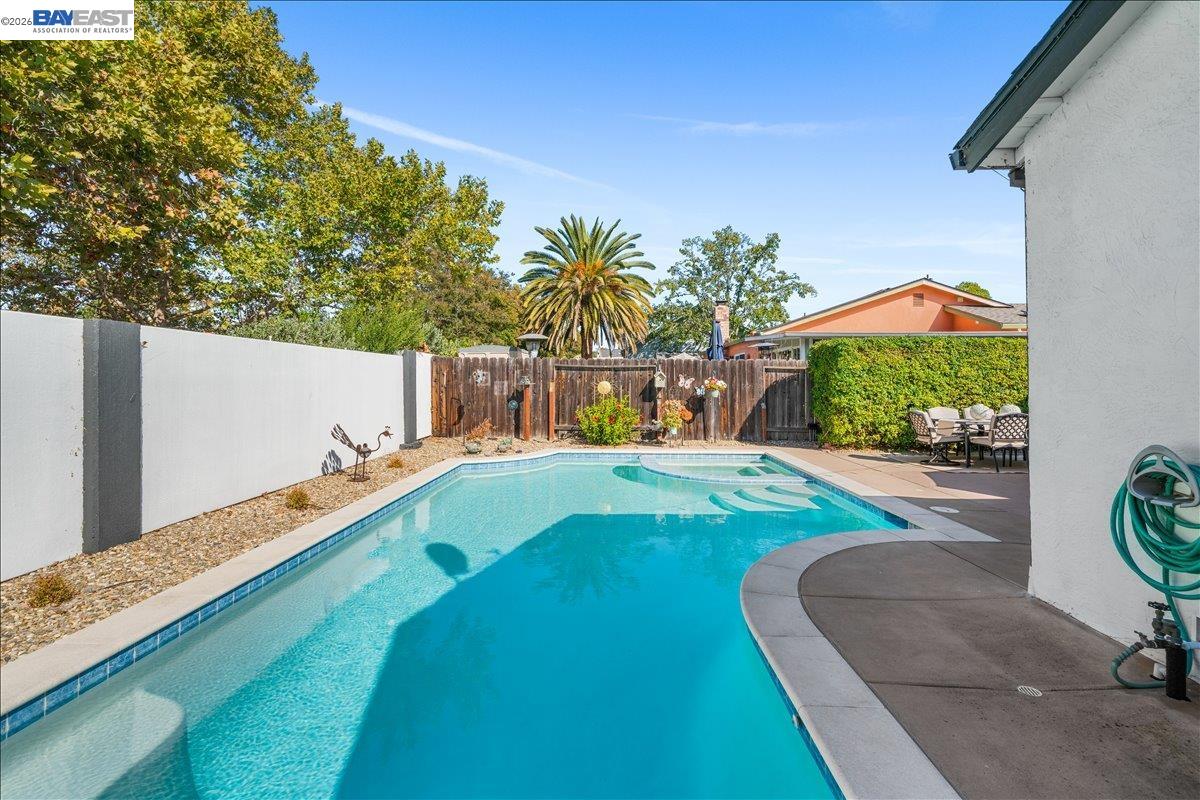 586 Colusa Way