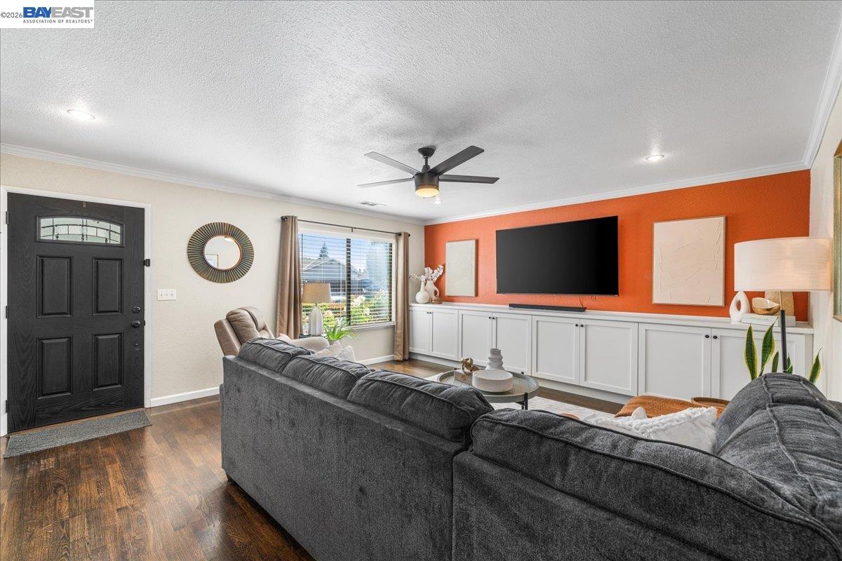 586 Colusa Way