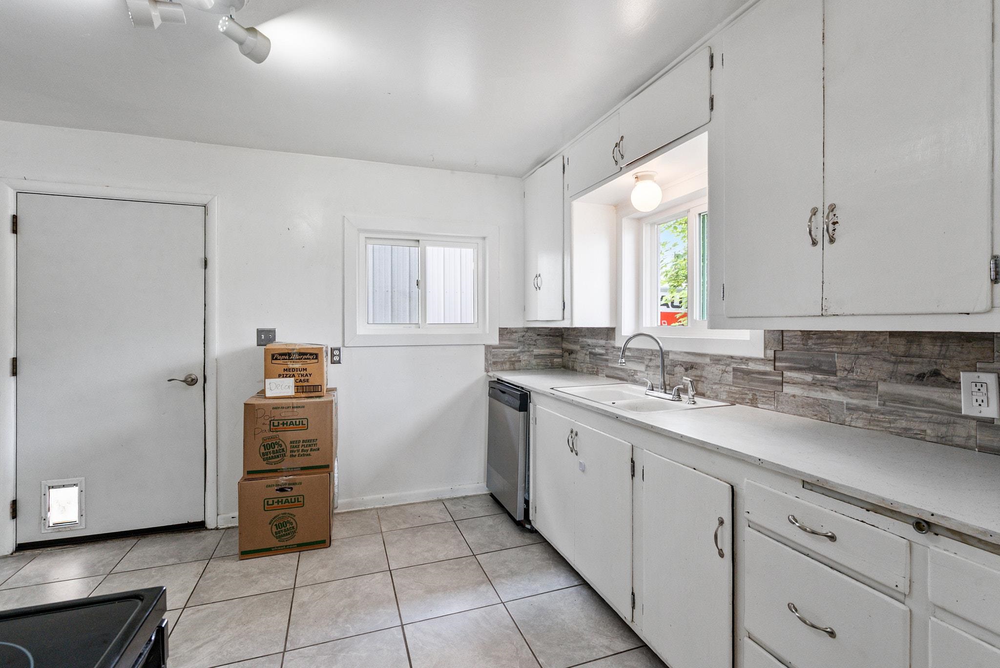 1212 N BESSIE Rd
