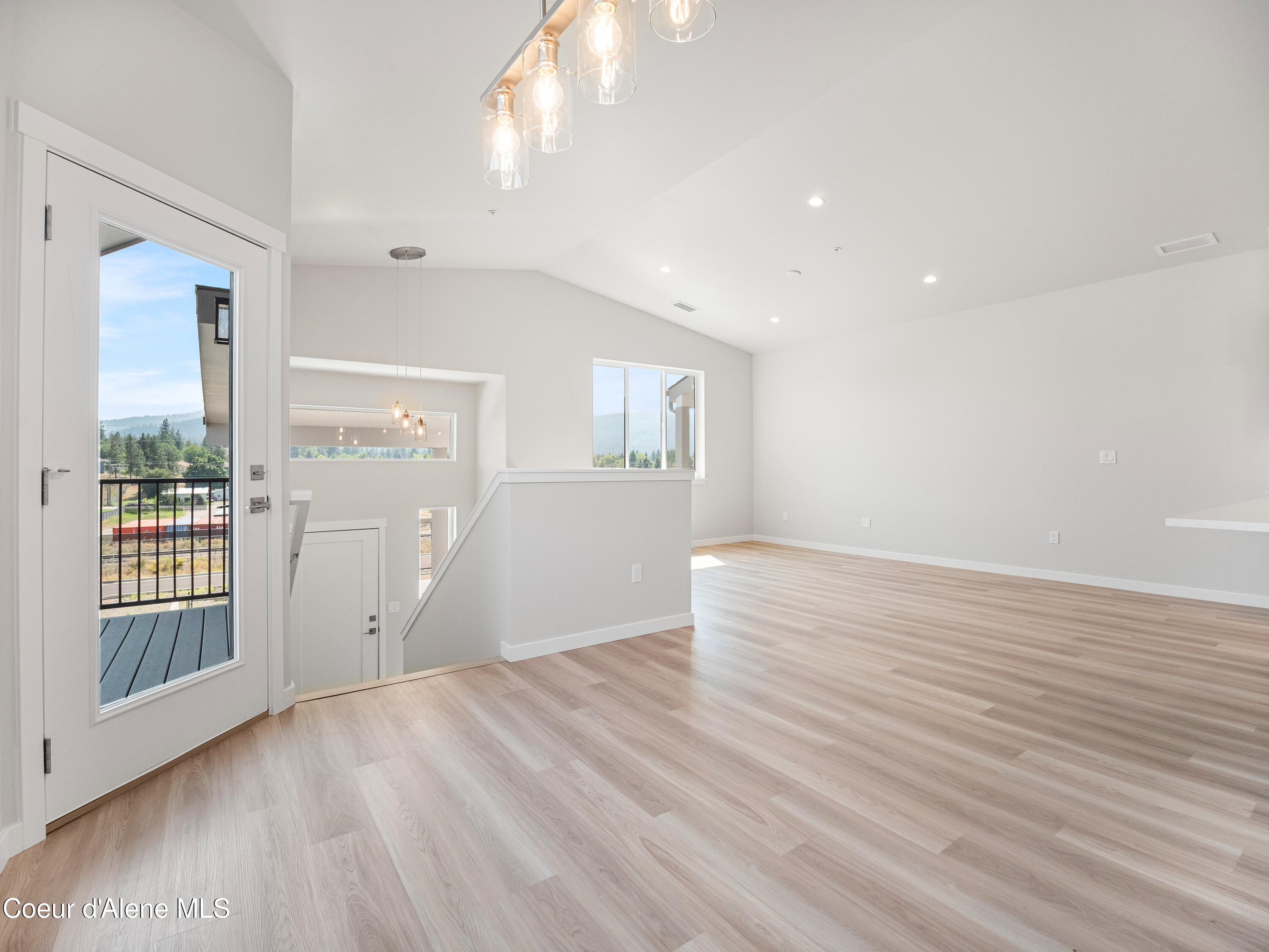 998 E Railroad Avenue