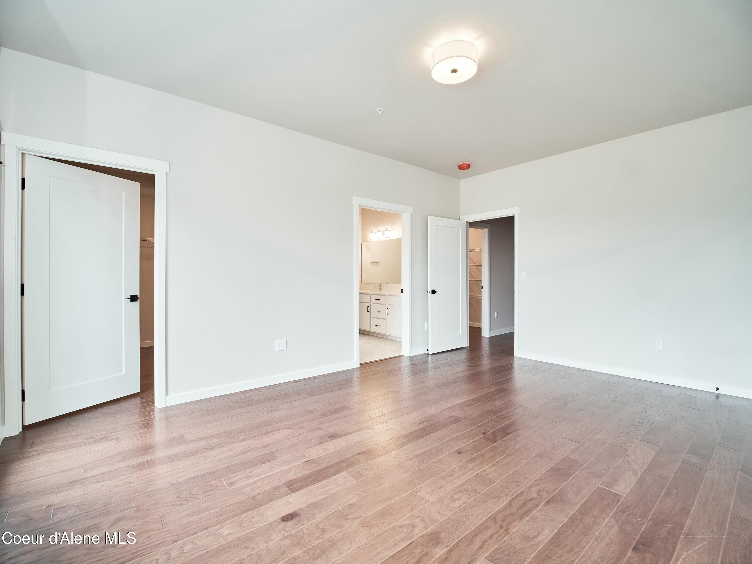 953 E RAILROAD AVE