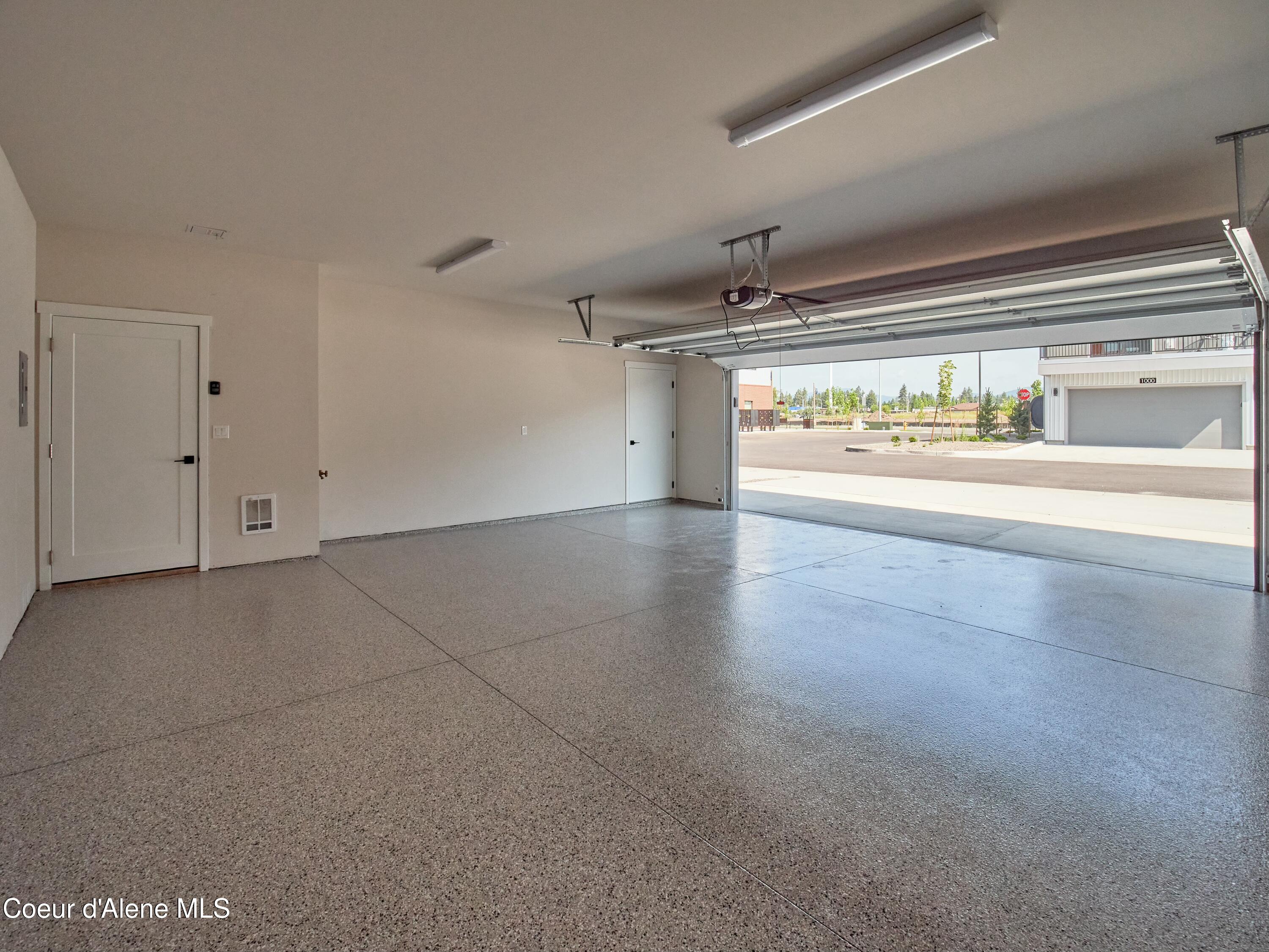 953 E RAILROAD AVE