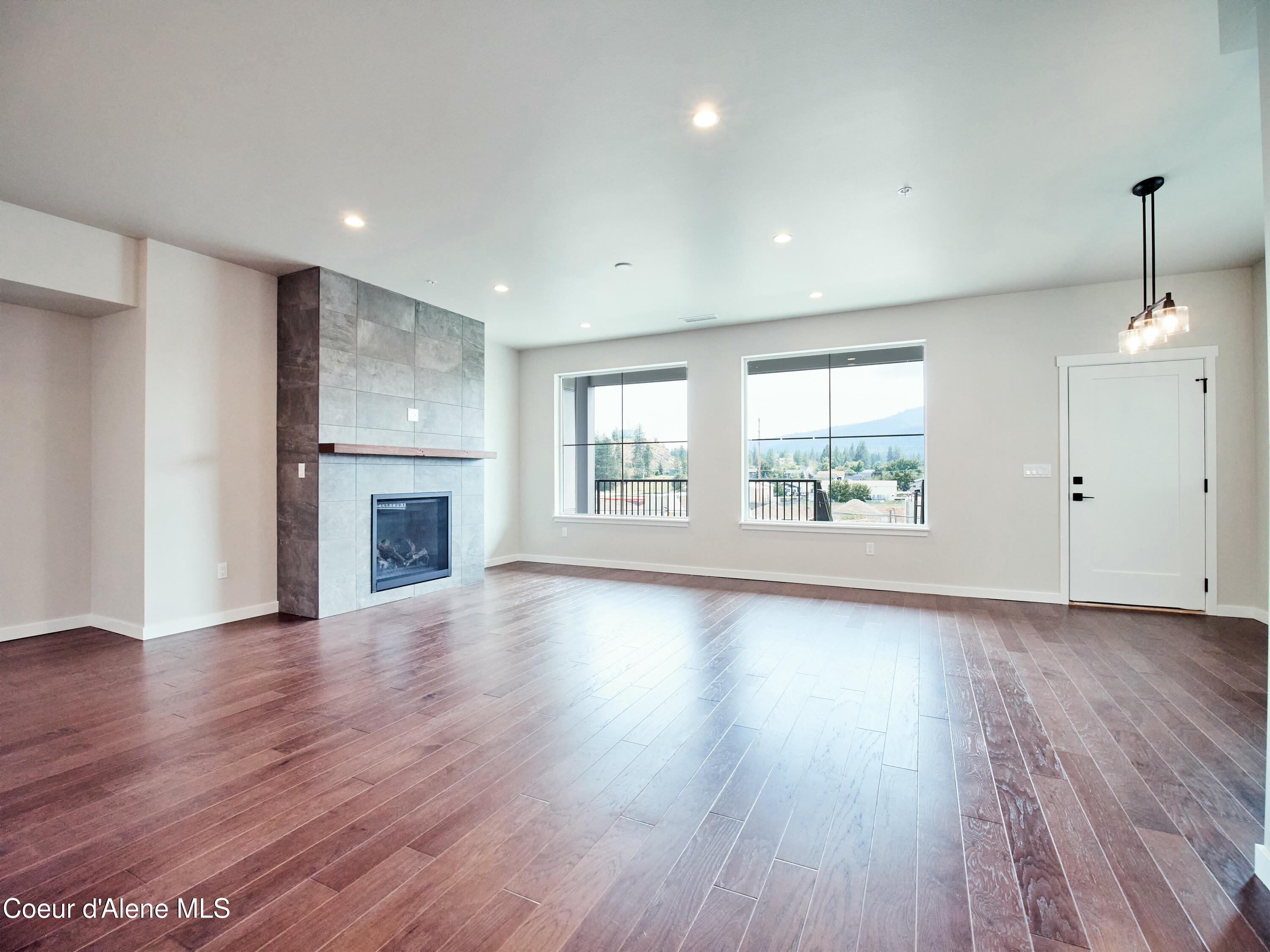 953 E RAILROAD AVE