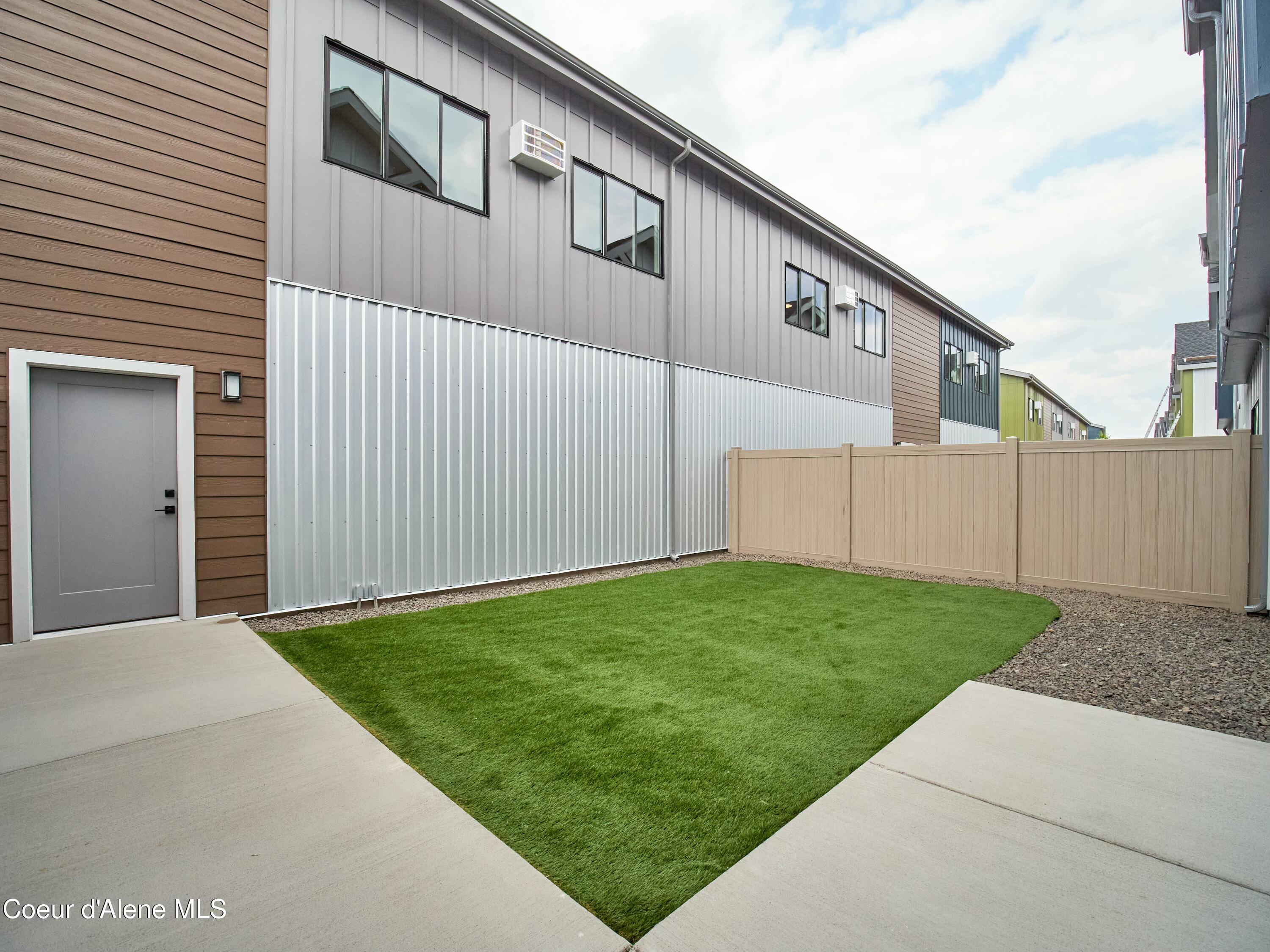 953 E RAILROAD AVE