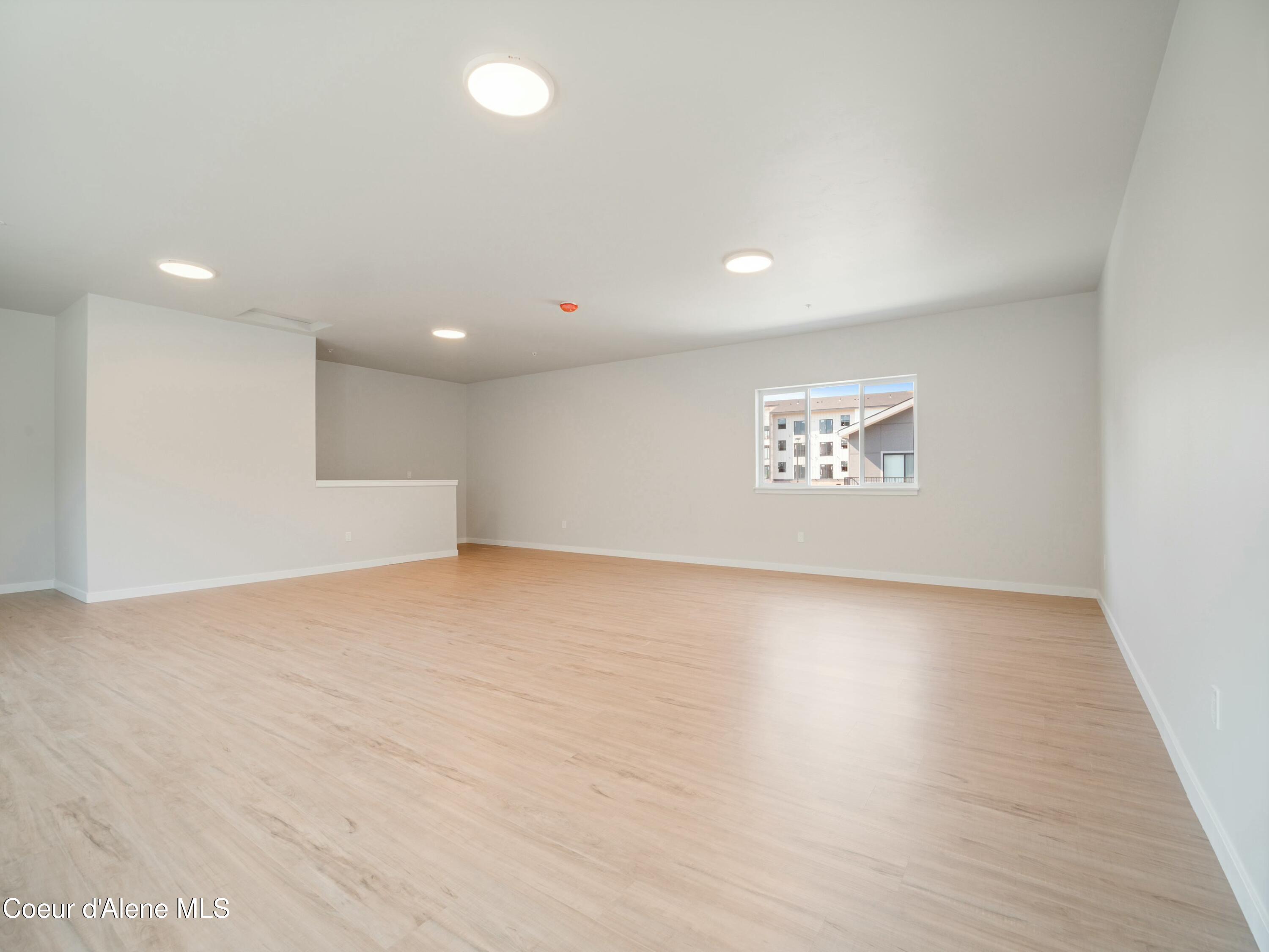 953 E RAILROAD AVE