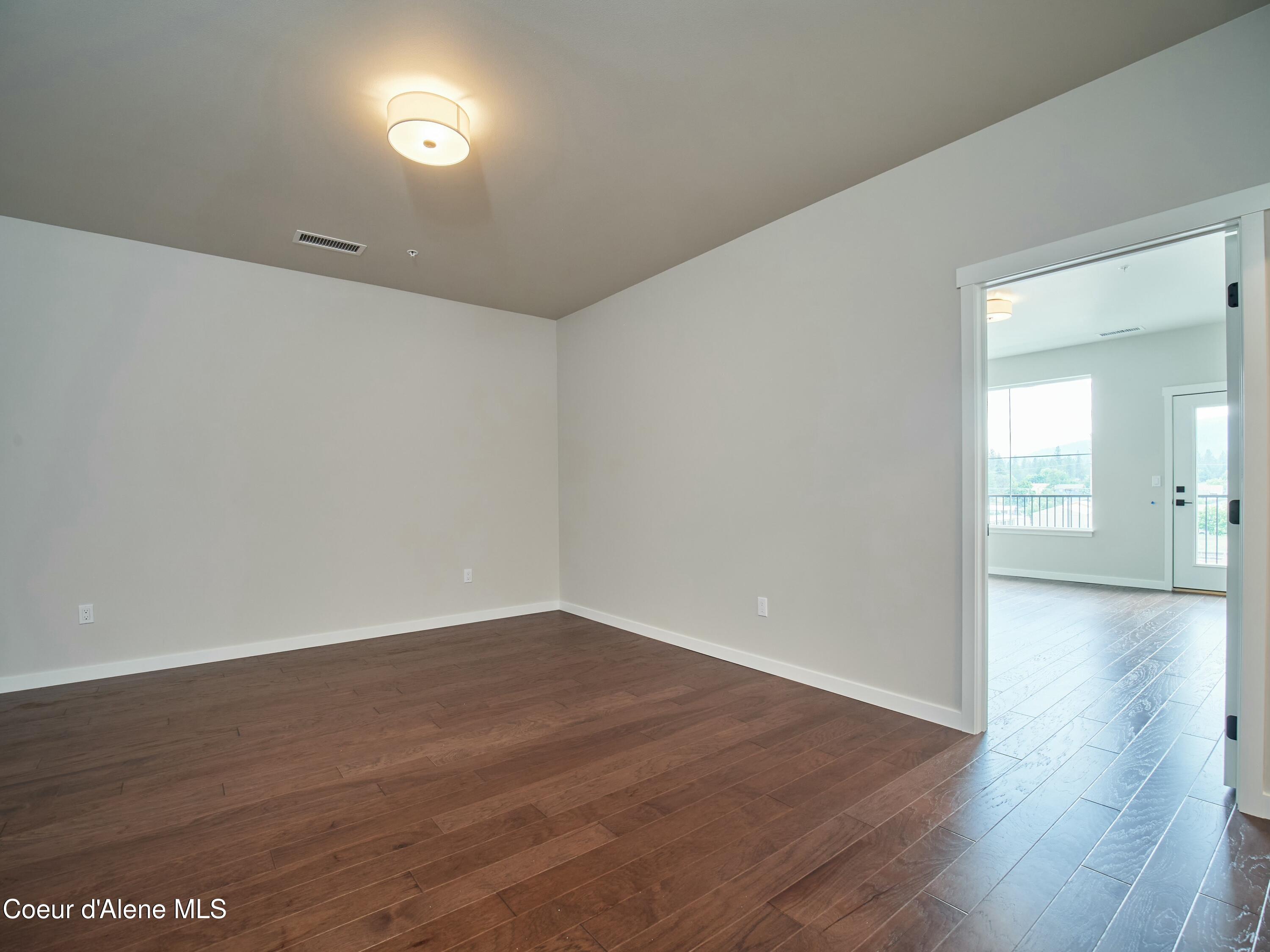 953 E RAILROAD AVE