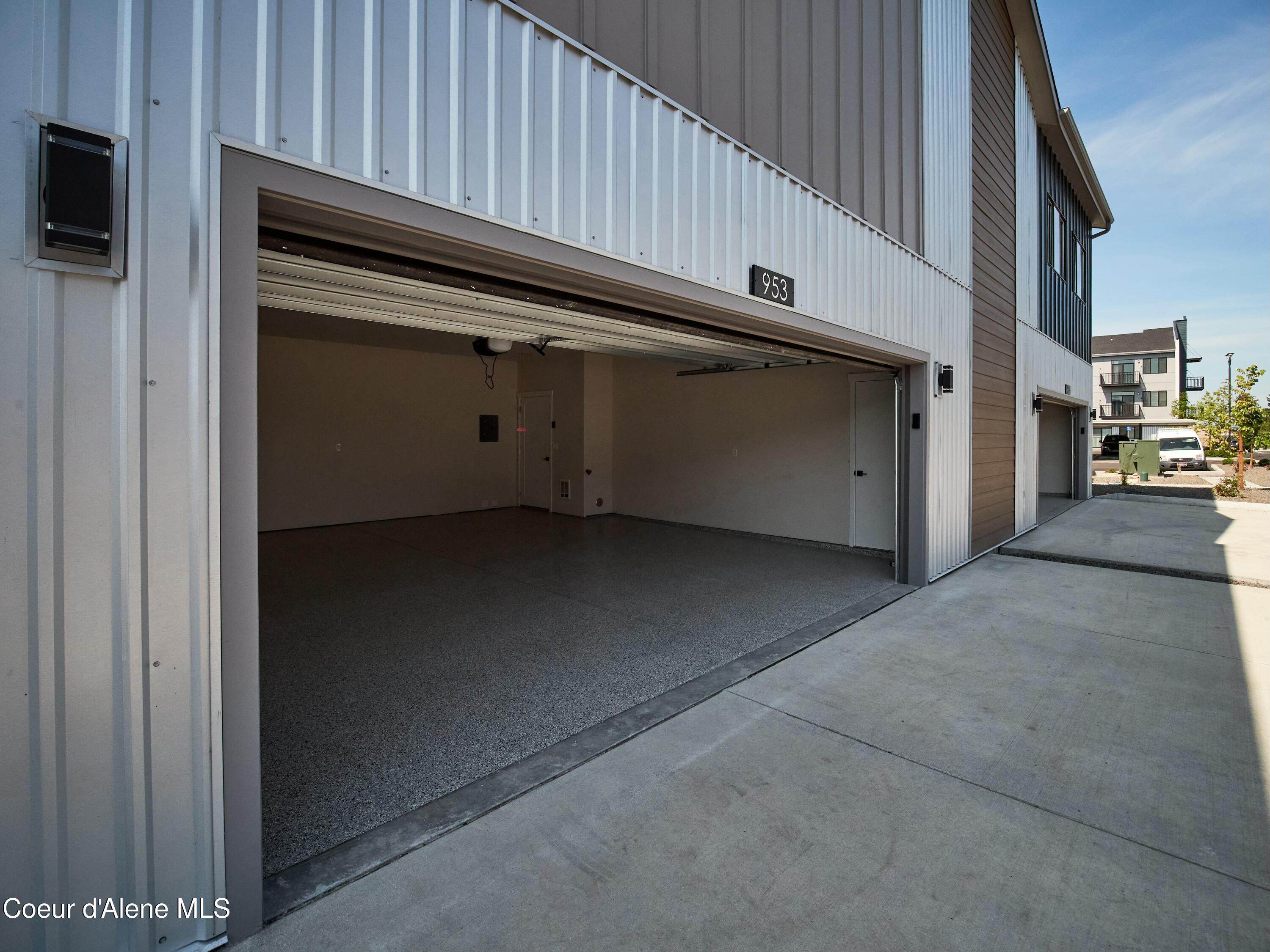 953 E RAILROAD AVE