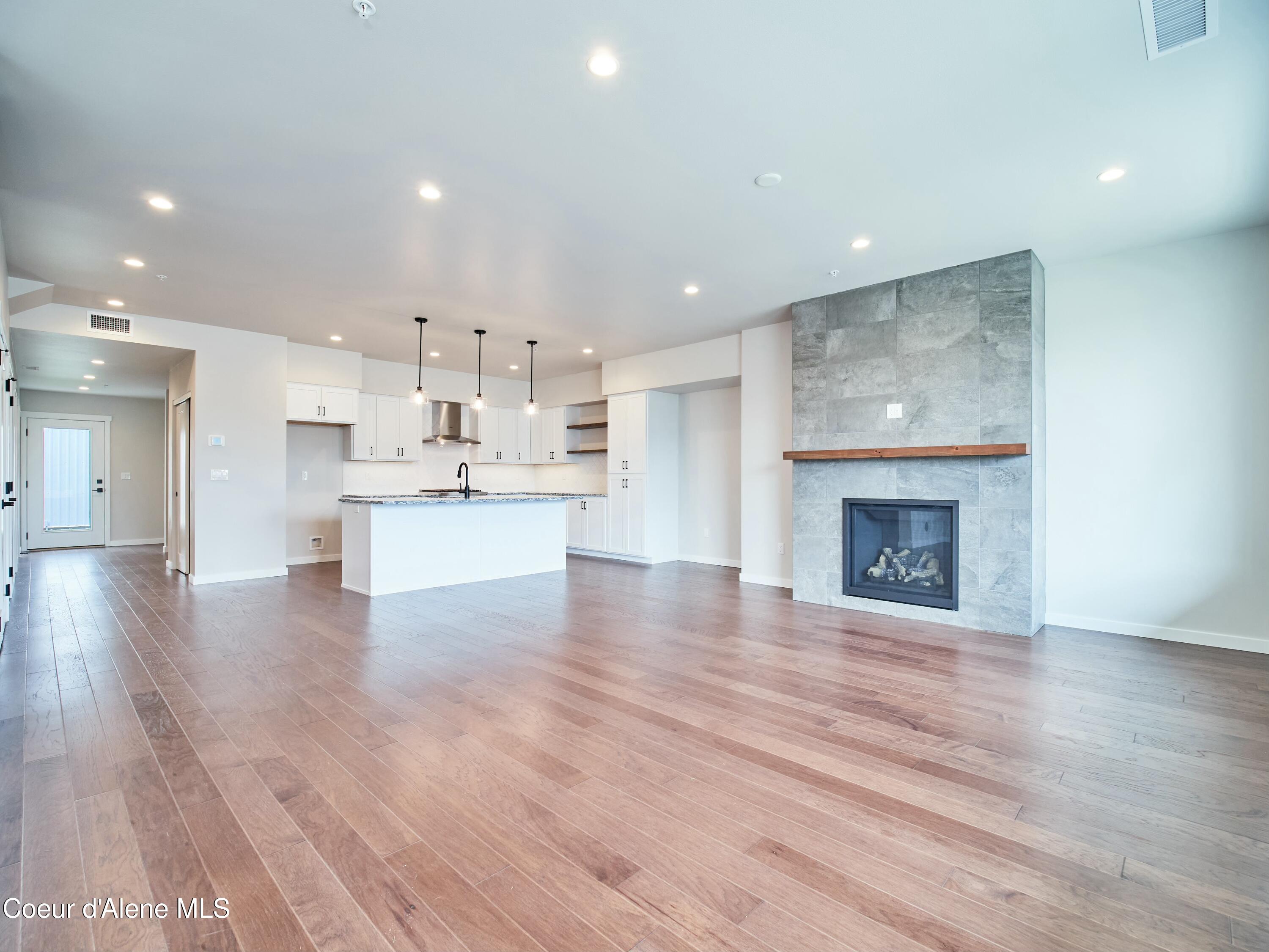 953 E RAILROAD AVE