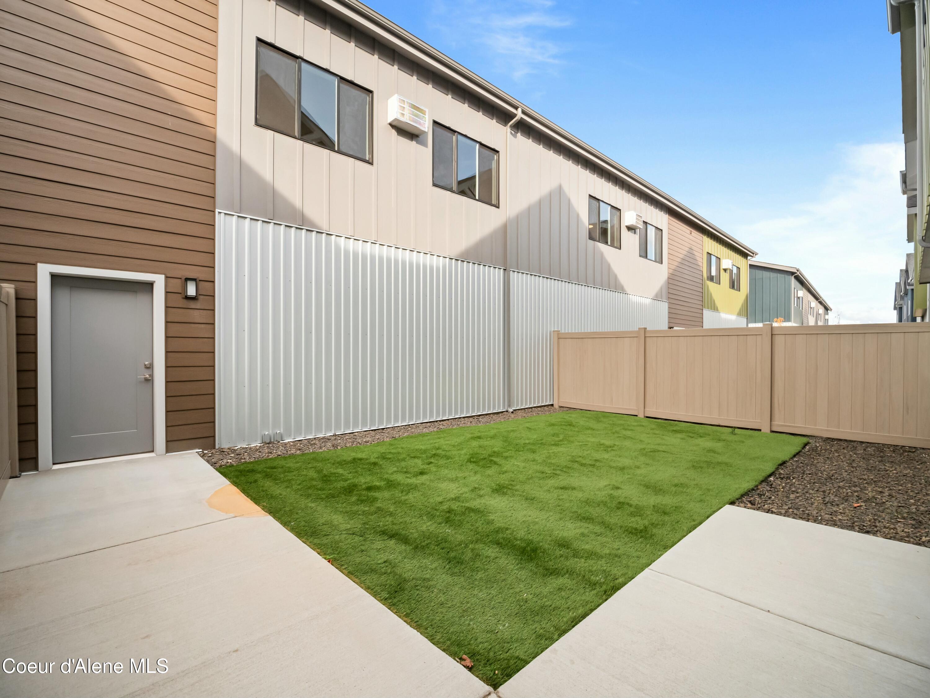 993 E RAILROAD AVENUE