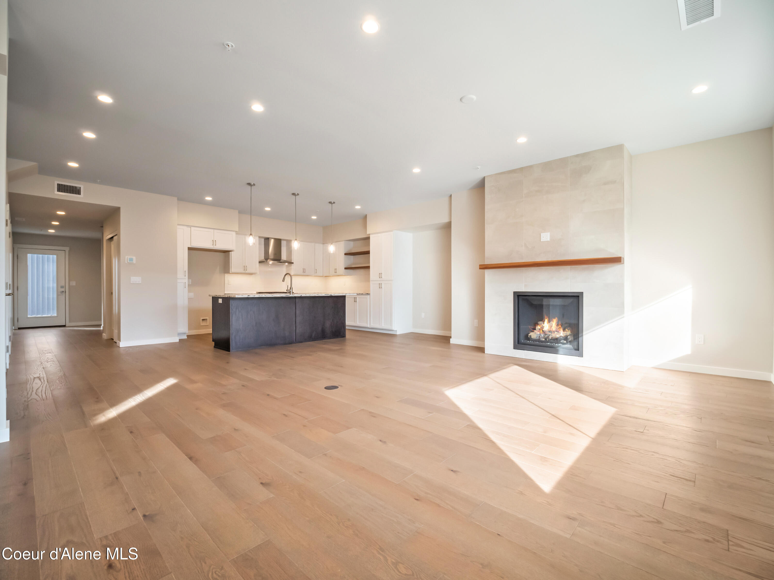 993 E RAILROAD AVENUE