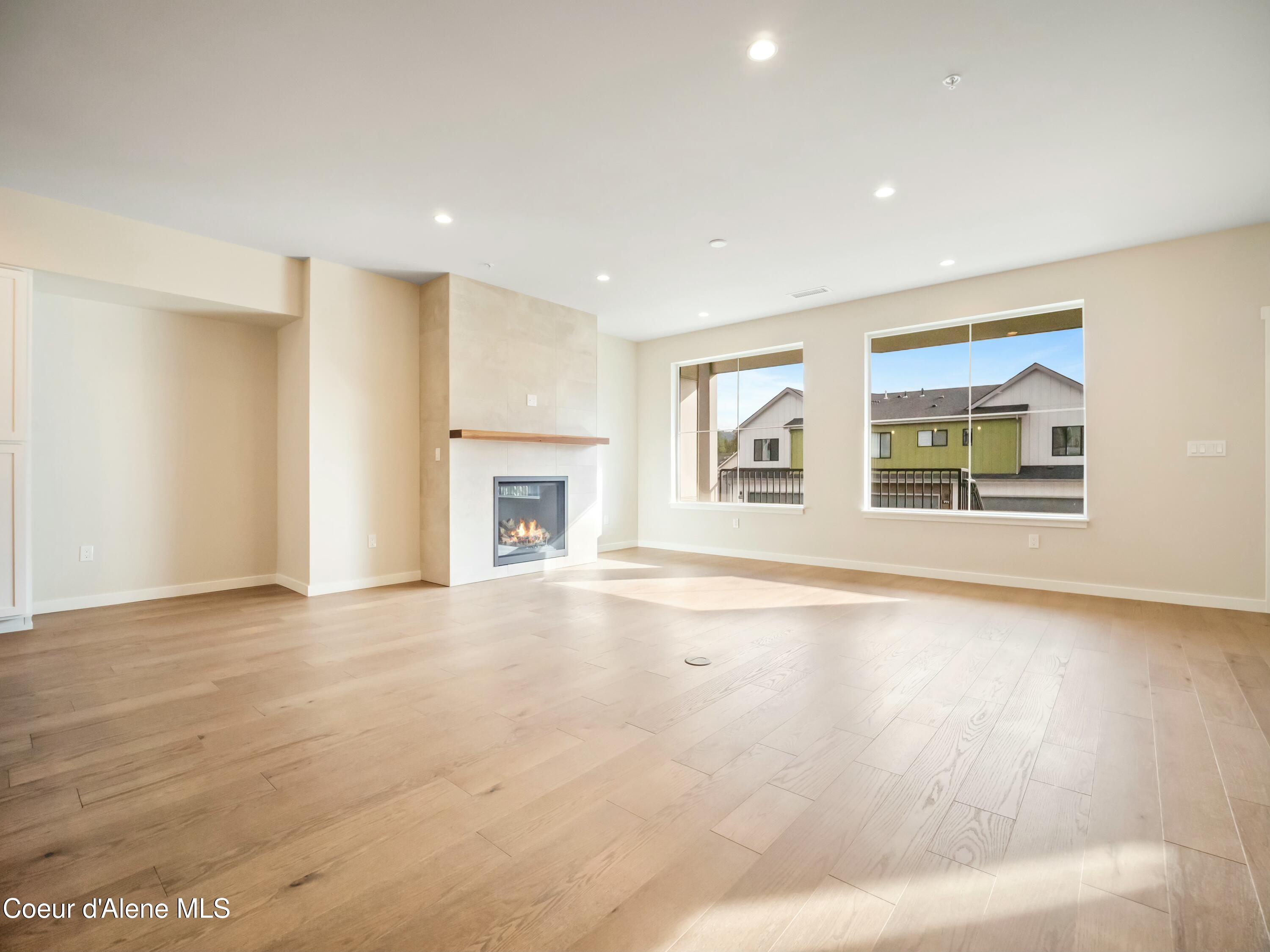 993 E RAILROAD AVENUE