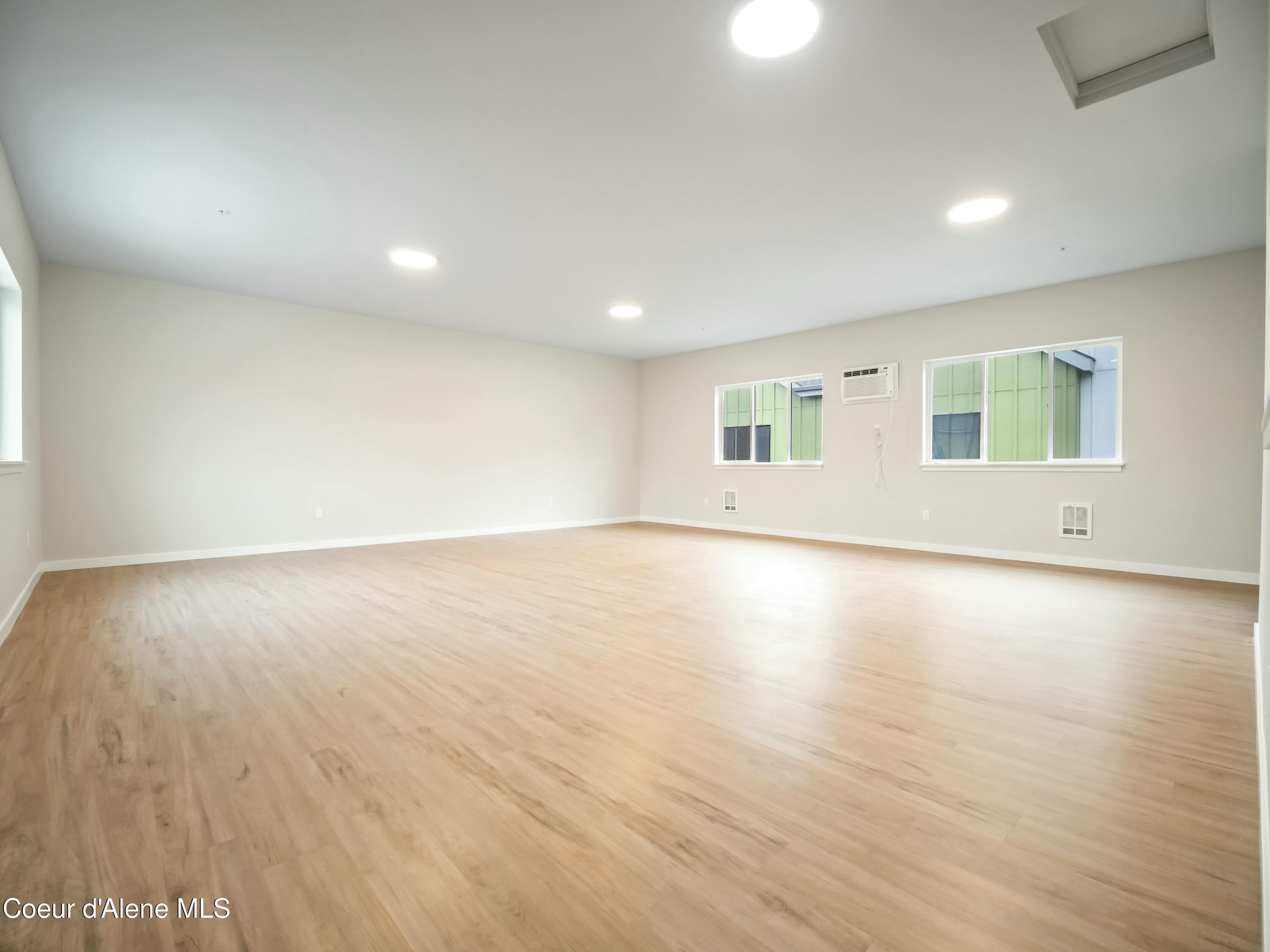 993 E RAILROAD AVENUE