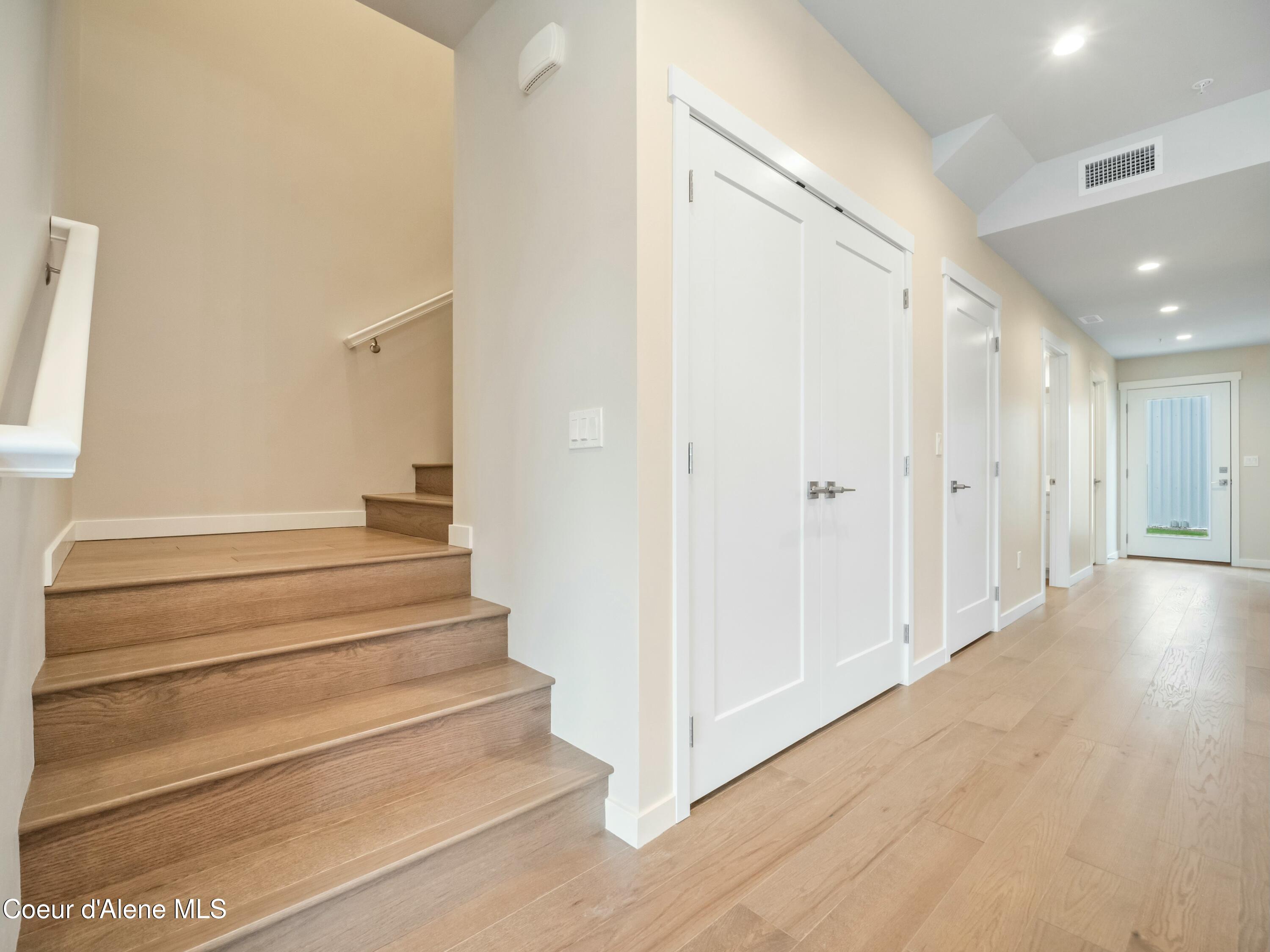 993 E RAILROAD AVENUE