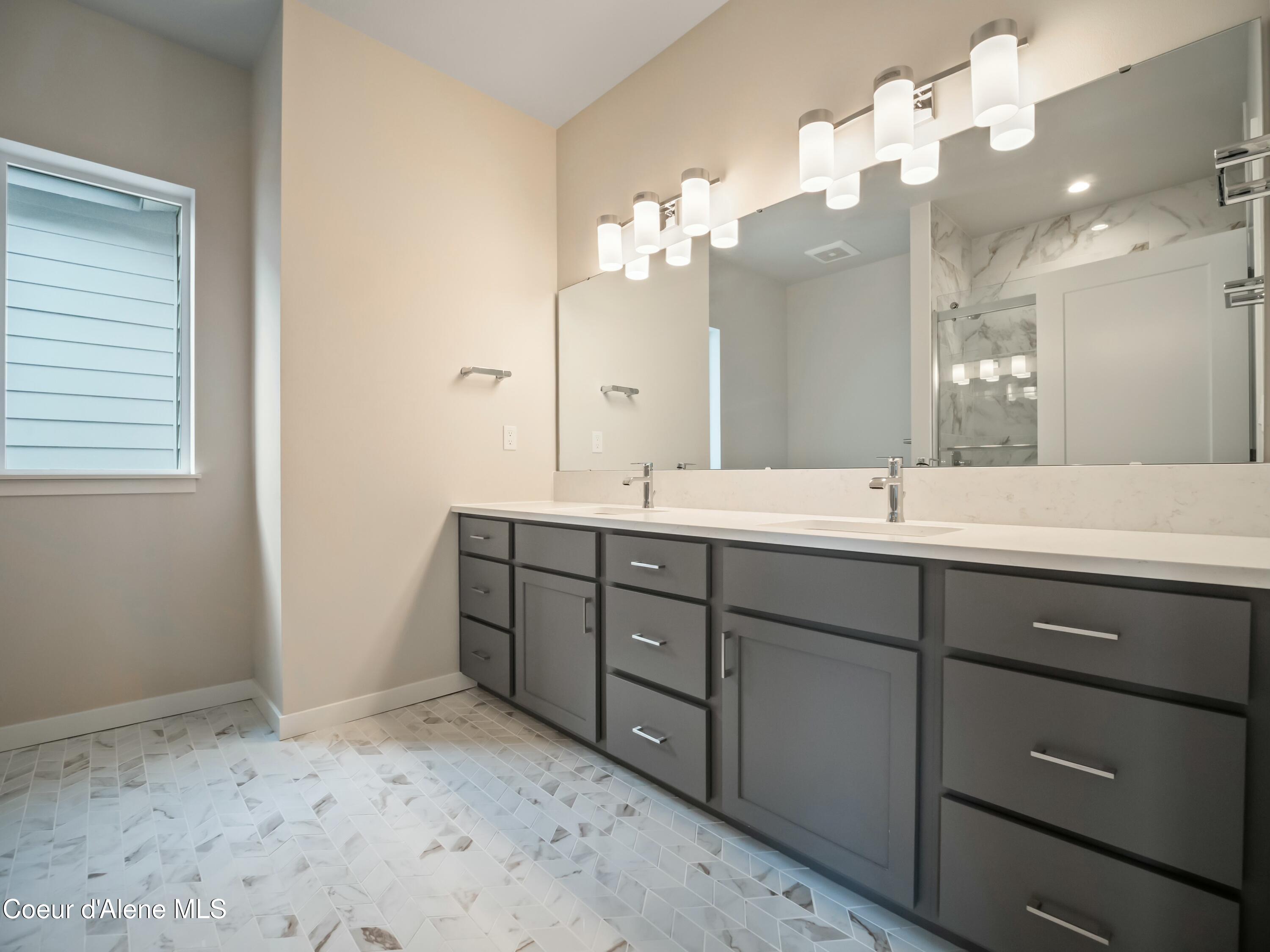 993 E RAILROAD AVENUE