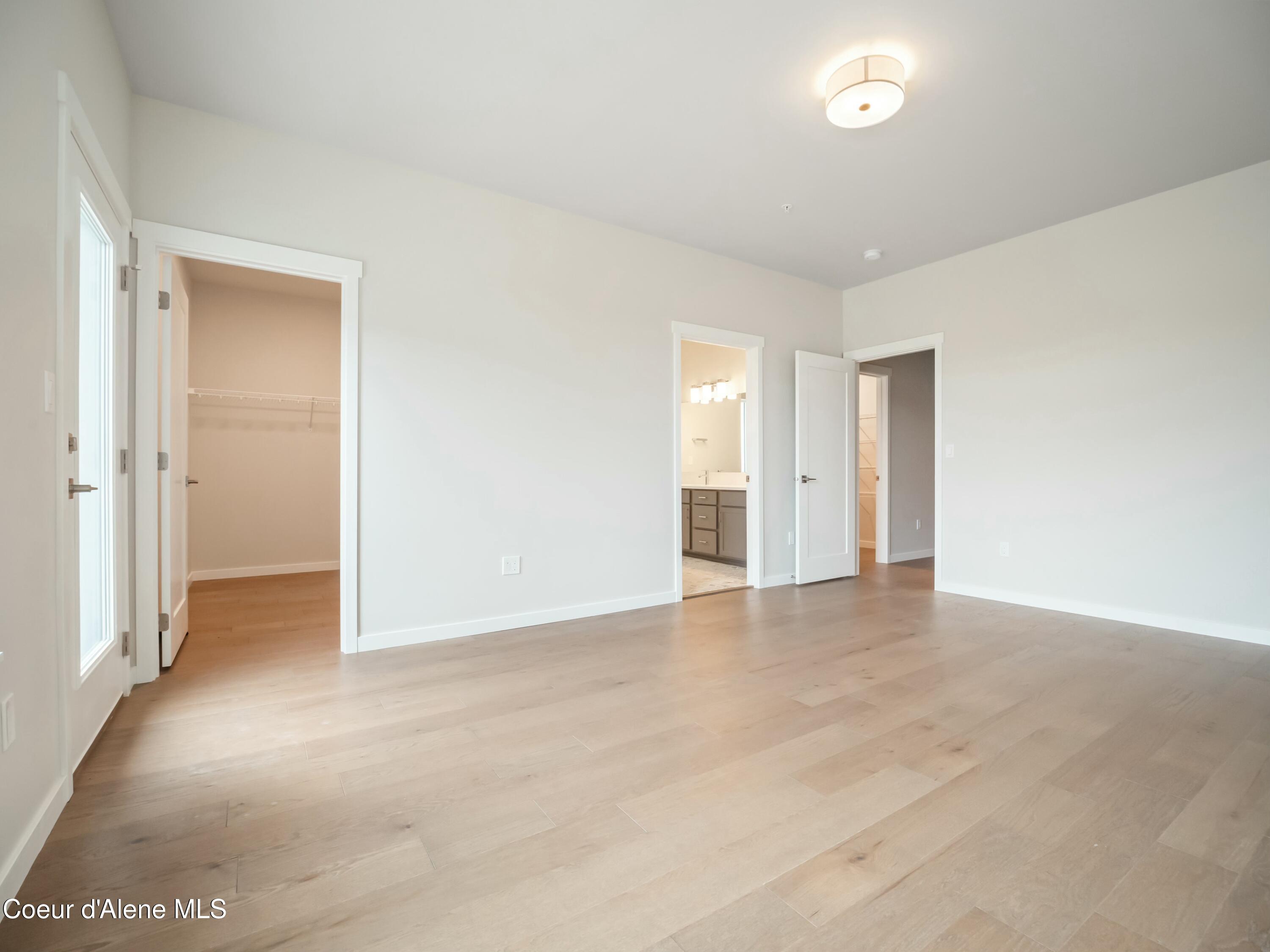 993 E RAILROAD AVENUE