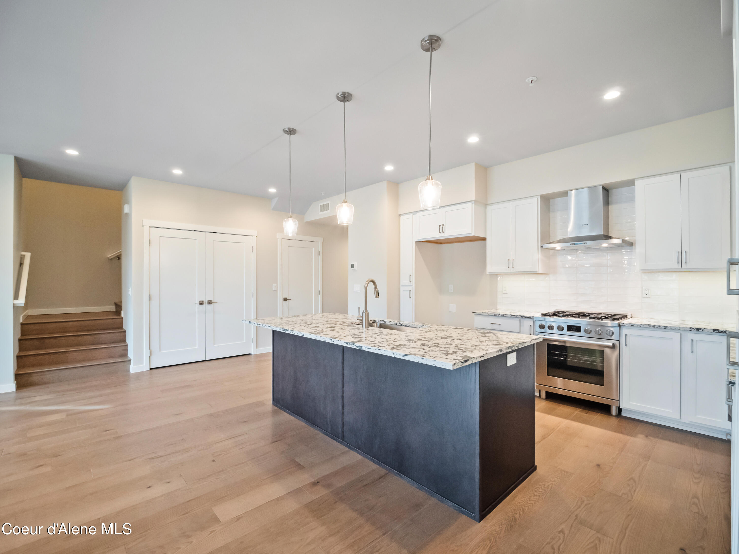 993 E RAILROAD AVENUE