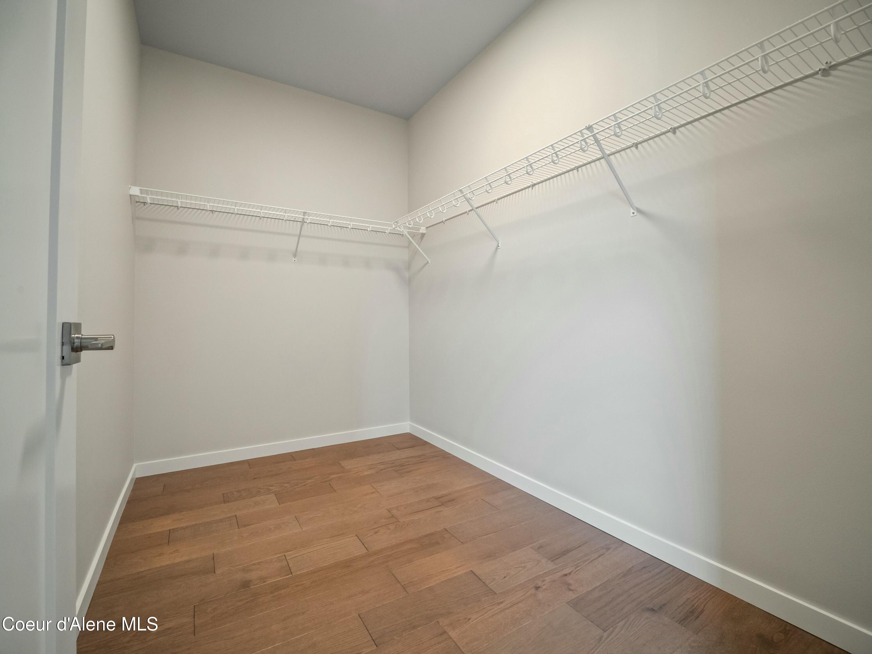 993 E RAILROAD AVENUE