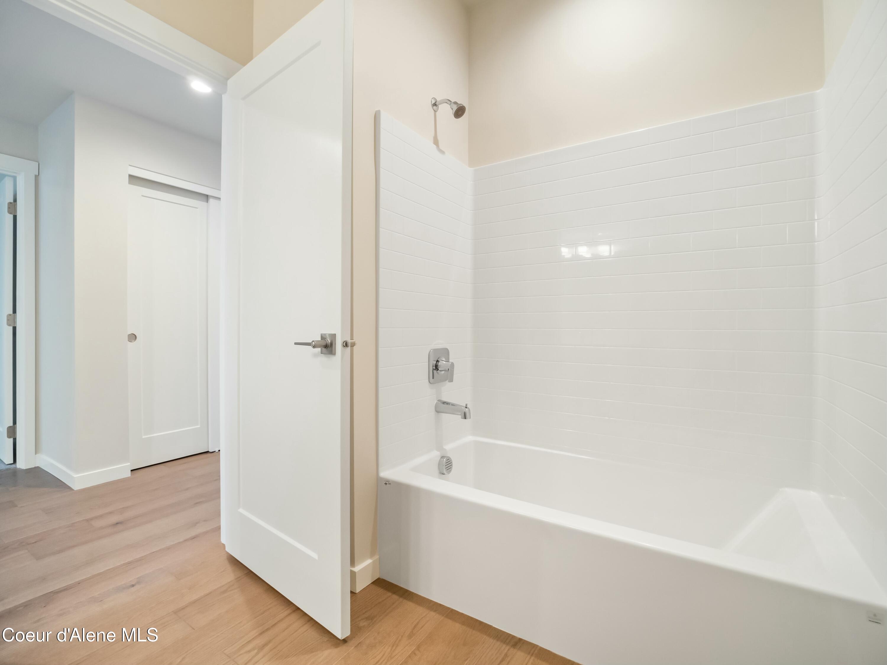 993 E RAILROAD AVENUE