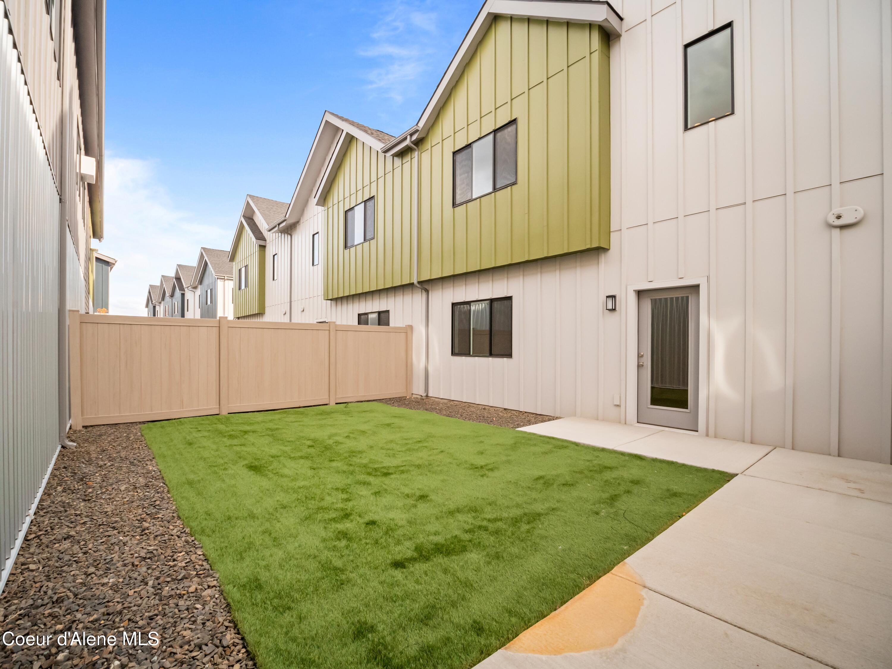 993 E RAILROAD AVENUE