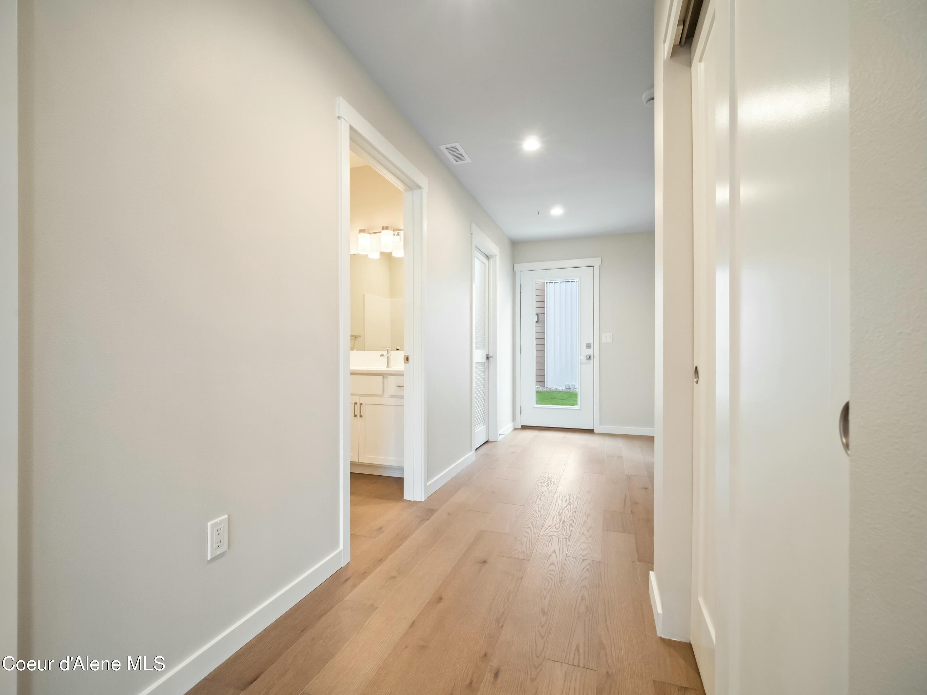 993 E RAILROAD AVENUE