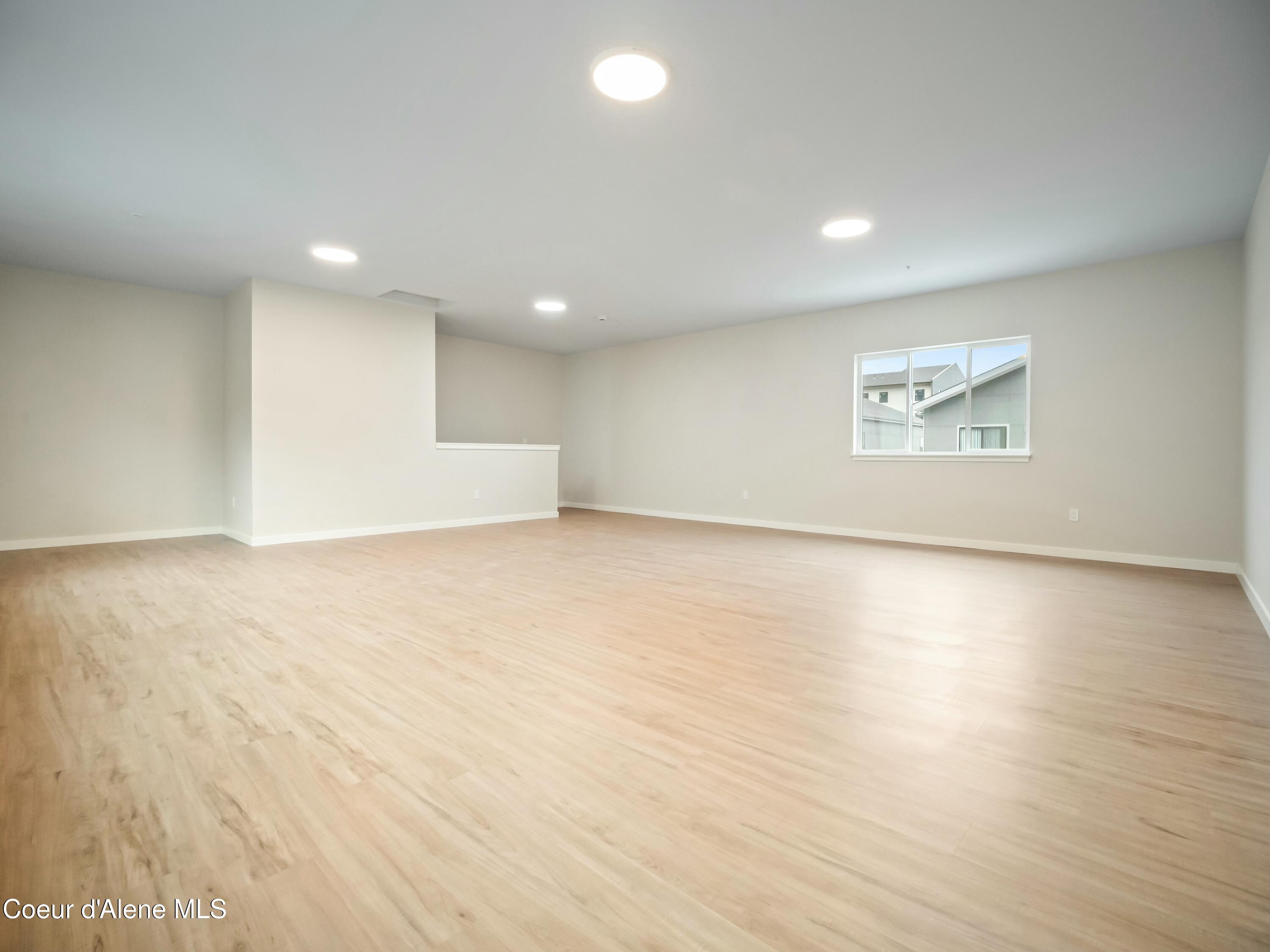 993 E RAILROAD AVENUE