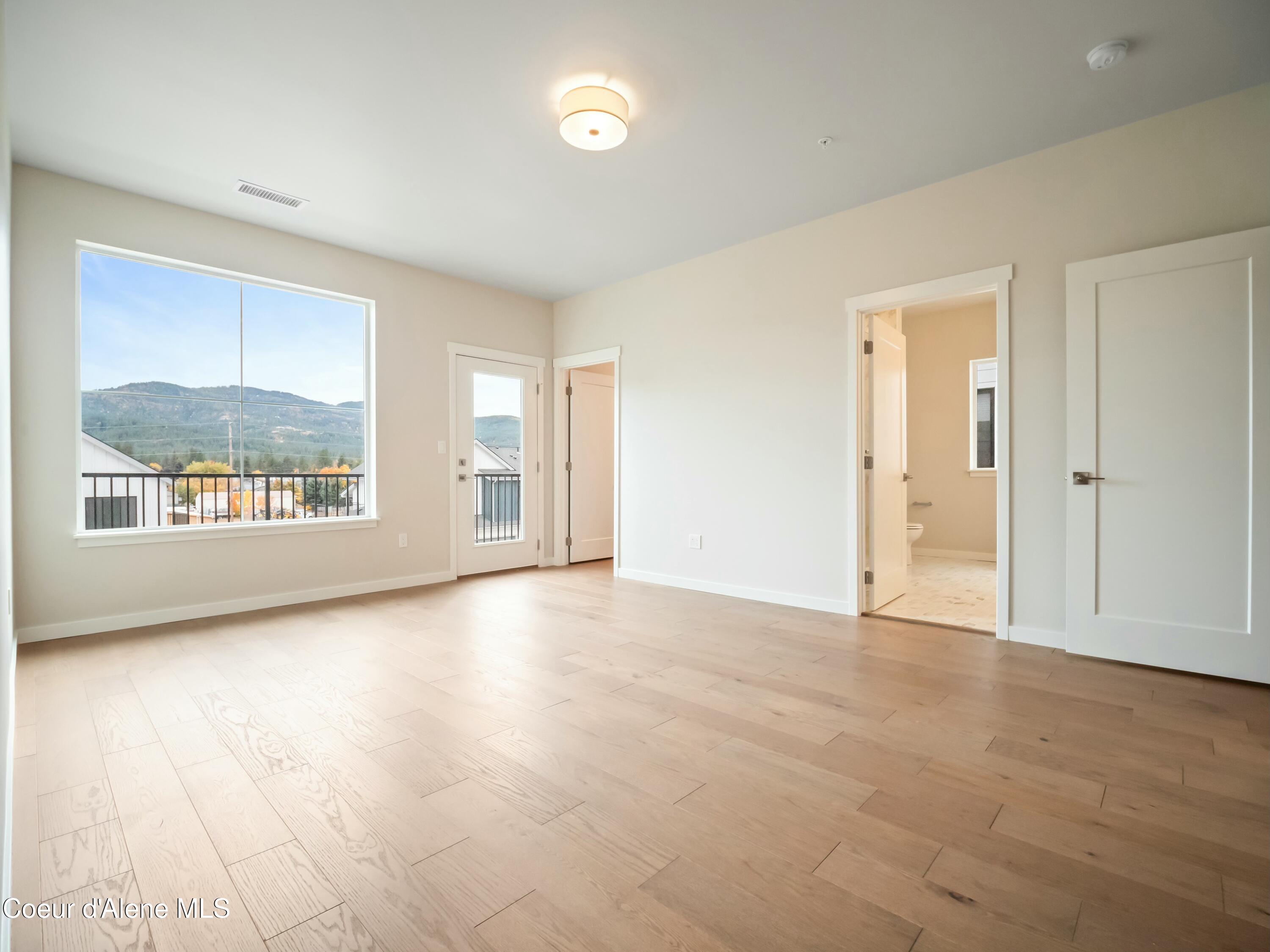 993 E RAILROAD AVENUE