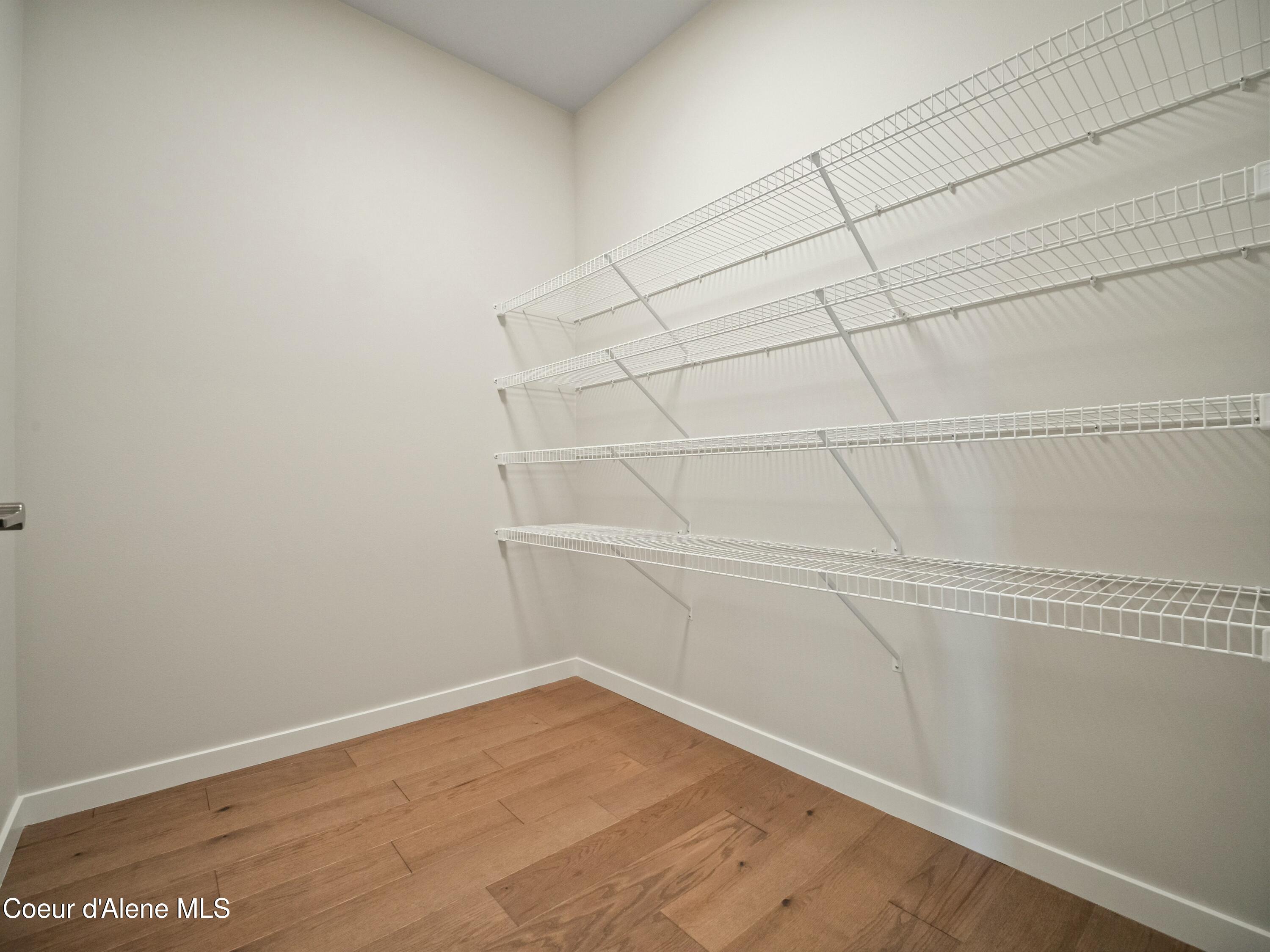 993 E RAILROAD AVENUE