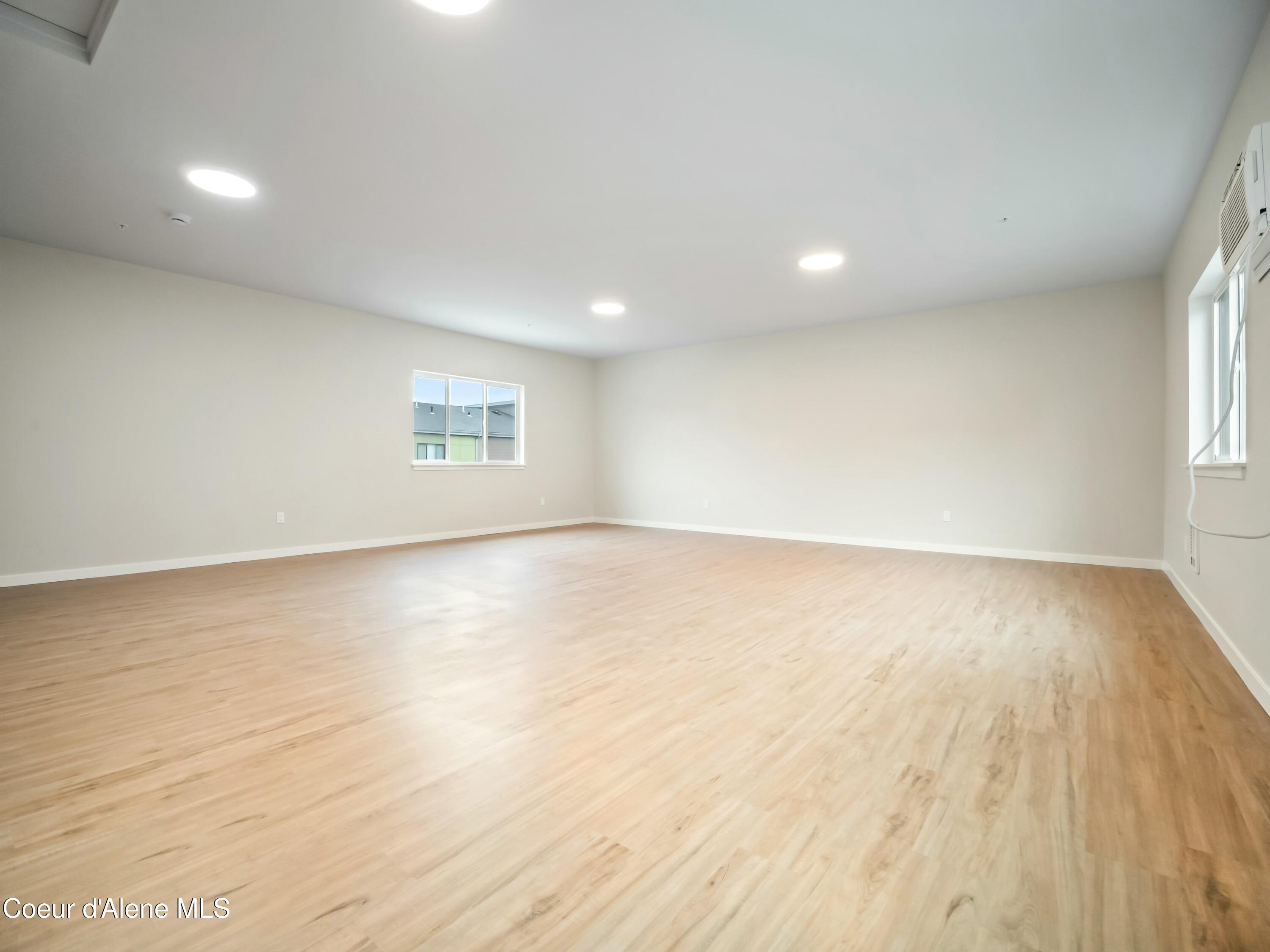 993 E RAILROAD AVENUE