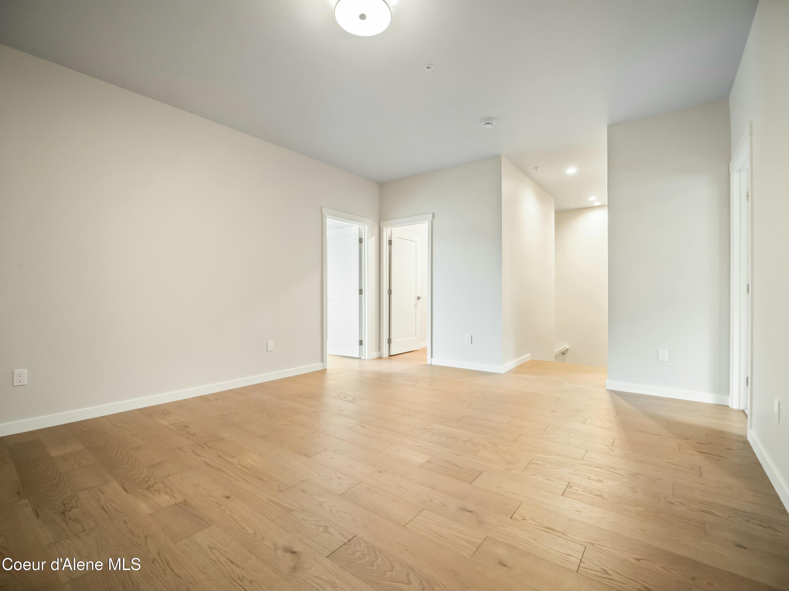 993 E RAILROAD AVENUE