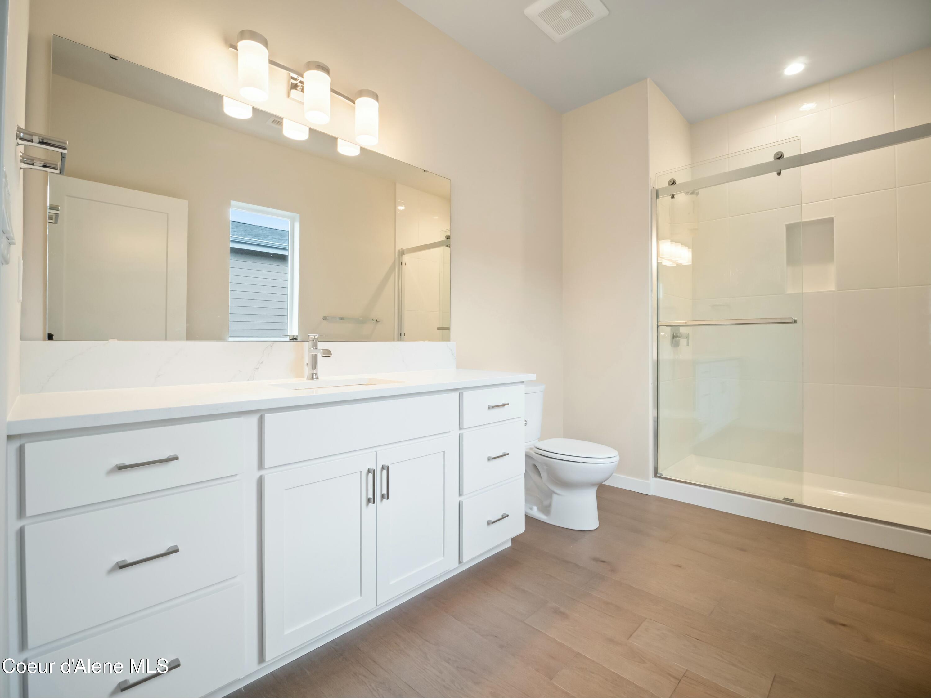 993 E RAILROAD AVENUE