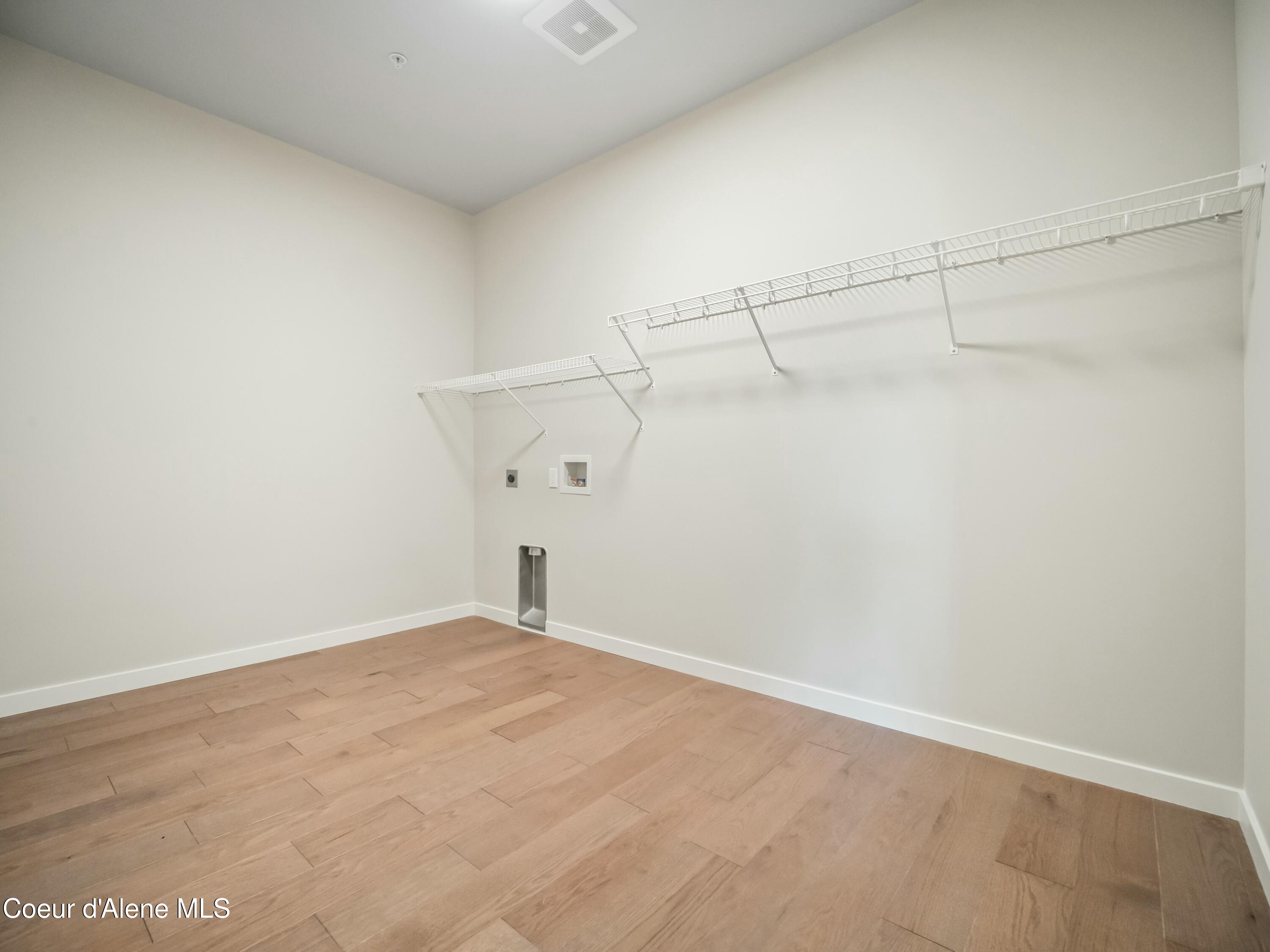 993 E RAILROAD AVENUE