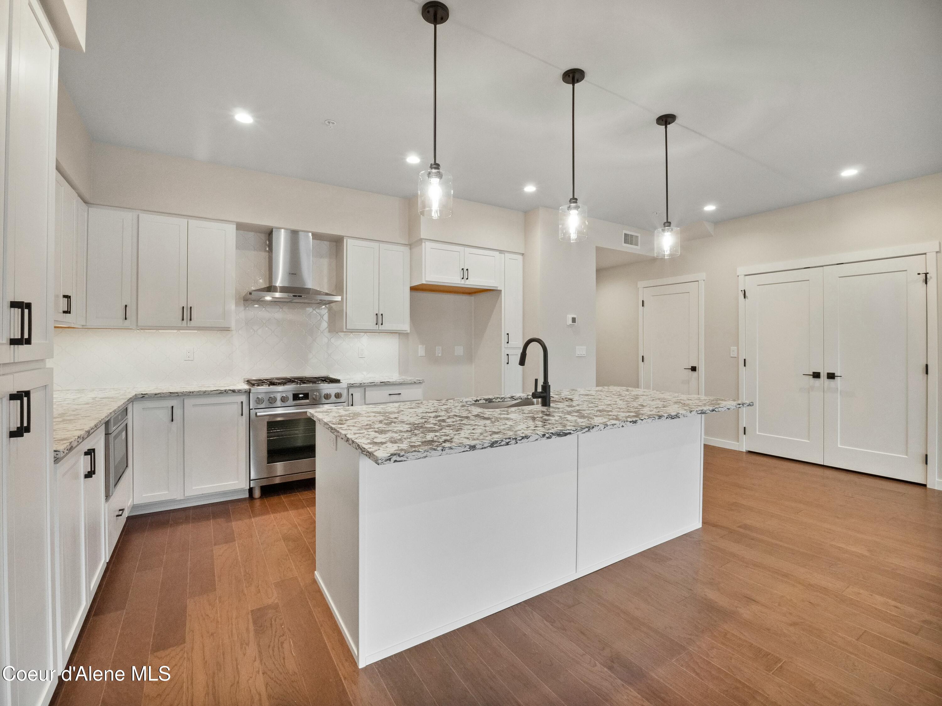 995 E RAILROAD AVENUE