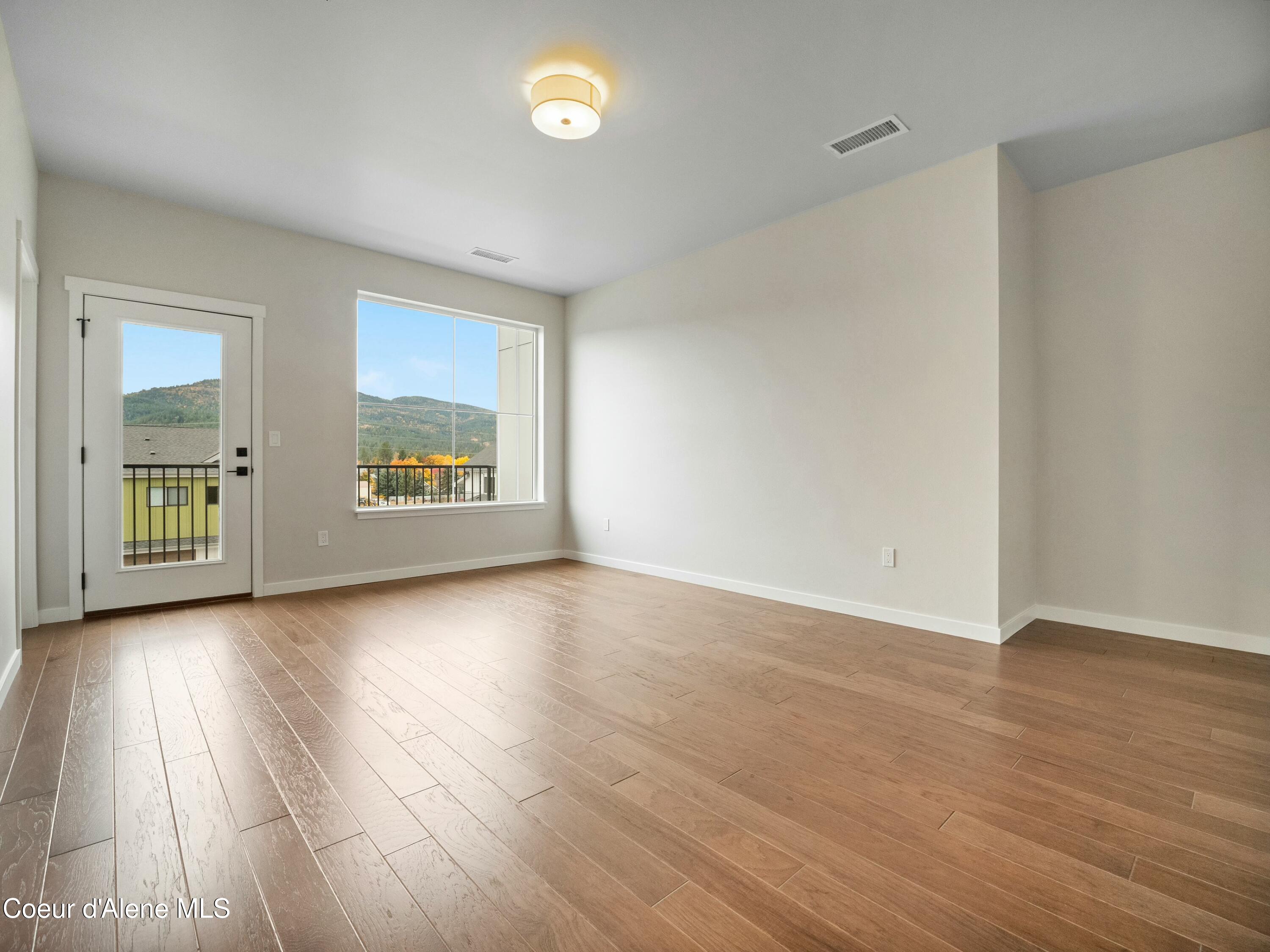 995 E RAILROAD AVENUE