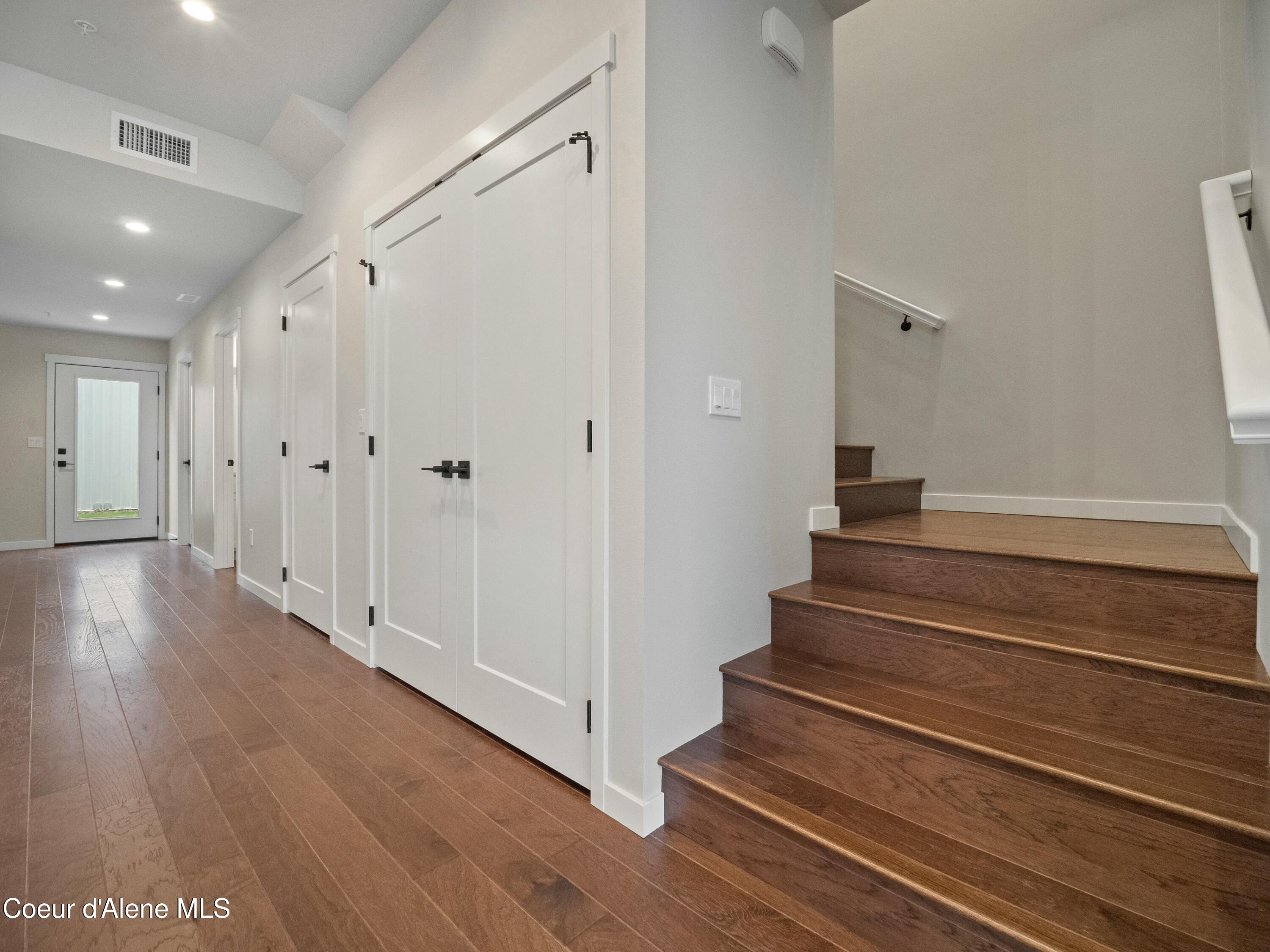 995 E RAILROAD AVENUE